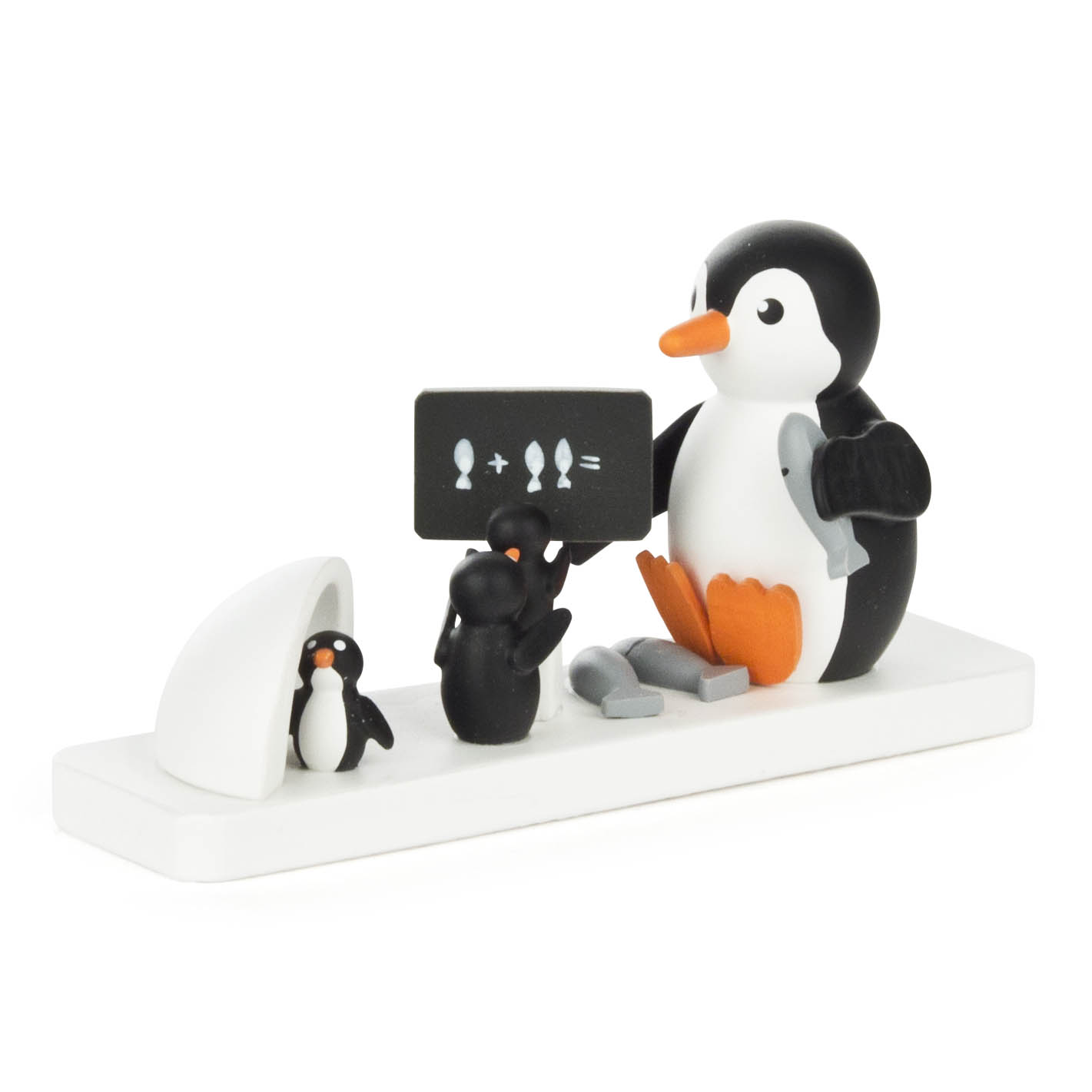 Zwei Pinguine sitzen an einem Tisch. Der größere Pinguin zeigt auf eine Tafel mit Gleichungen, während der kleinere Pinguin aufmerksam zusieht. im Dregeno Online Shop günstig kaufen