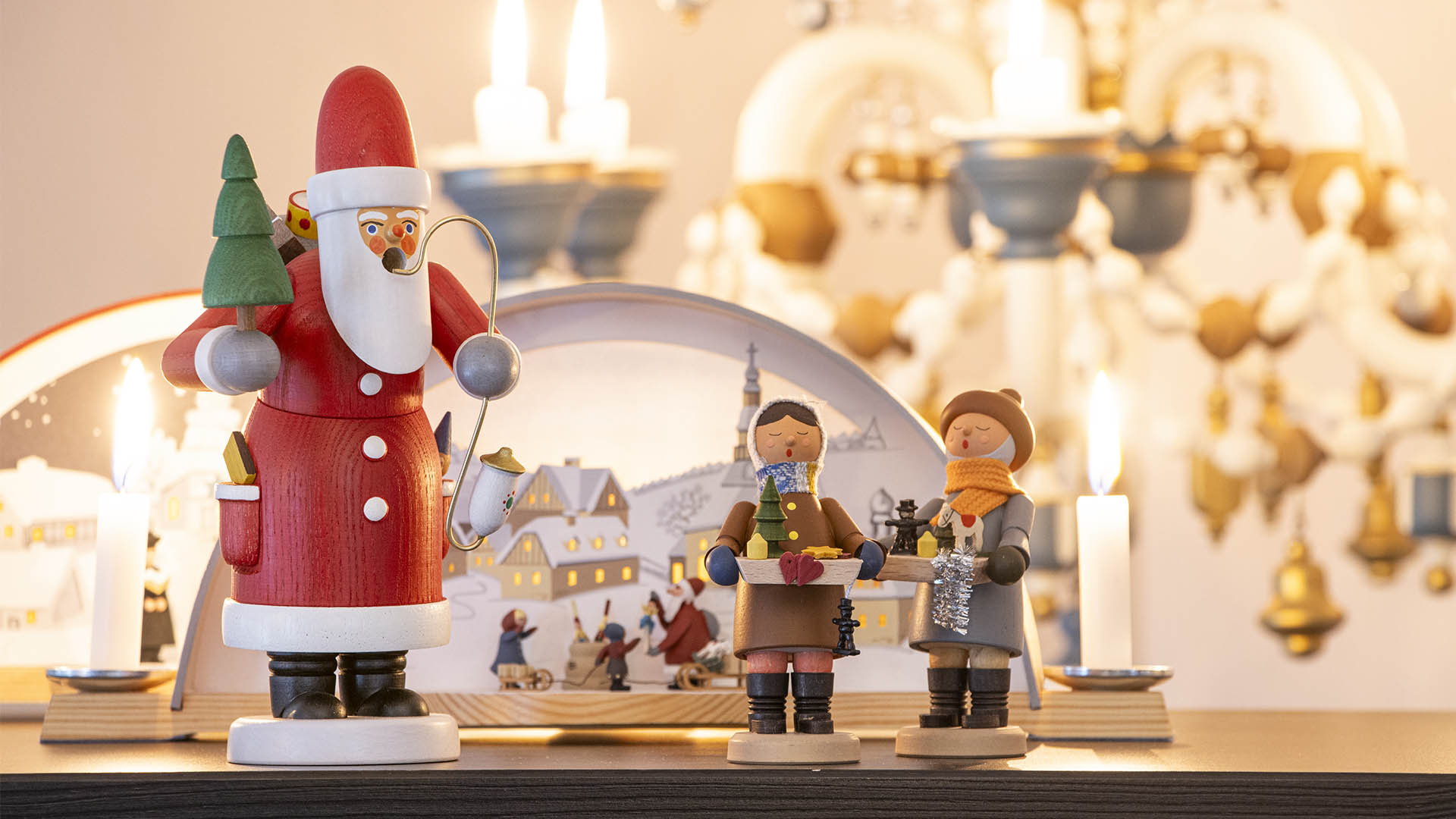 Räuchermännchen Weihnachtsmann, Striezelkinder und kleine Schwibbögen