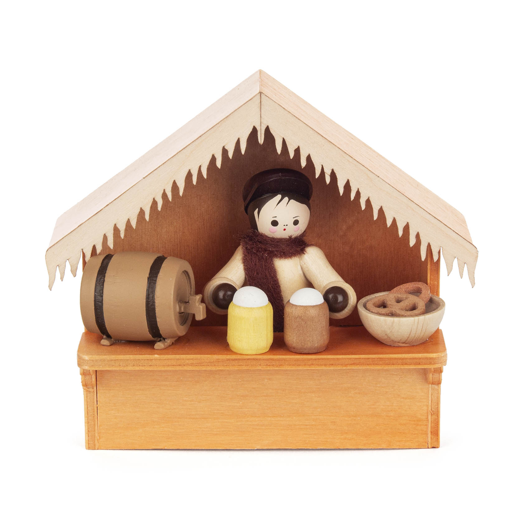 Ein kleines Holzmodell einer Weihnachtsmarktbude. Ein Holzfigur sitzt zwischen einem Holzfass und zwei Bierkrügen, daneben eine Schüssel Brezeln. im Dregeno Online Shop günstig kaufen