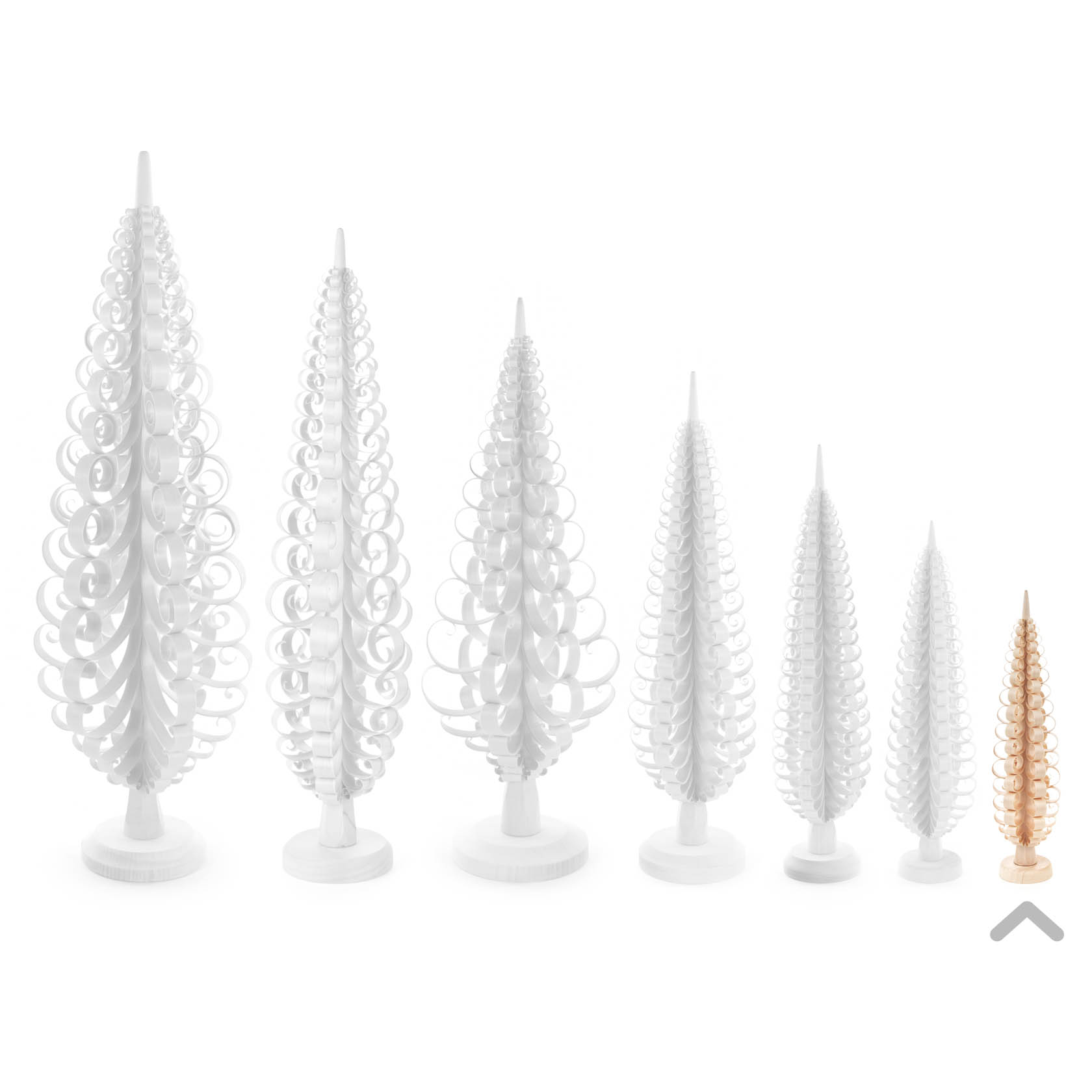 Eine Reihe von sieben weißen Spanbäumen, der kleinste ist naturfarben und etwa 20 cm hoch.