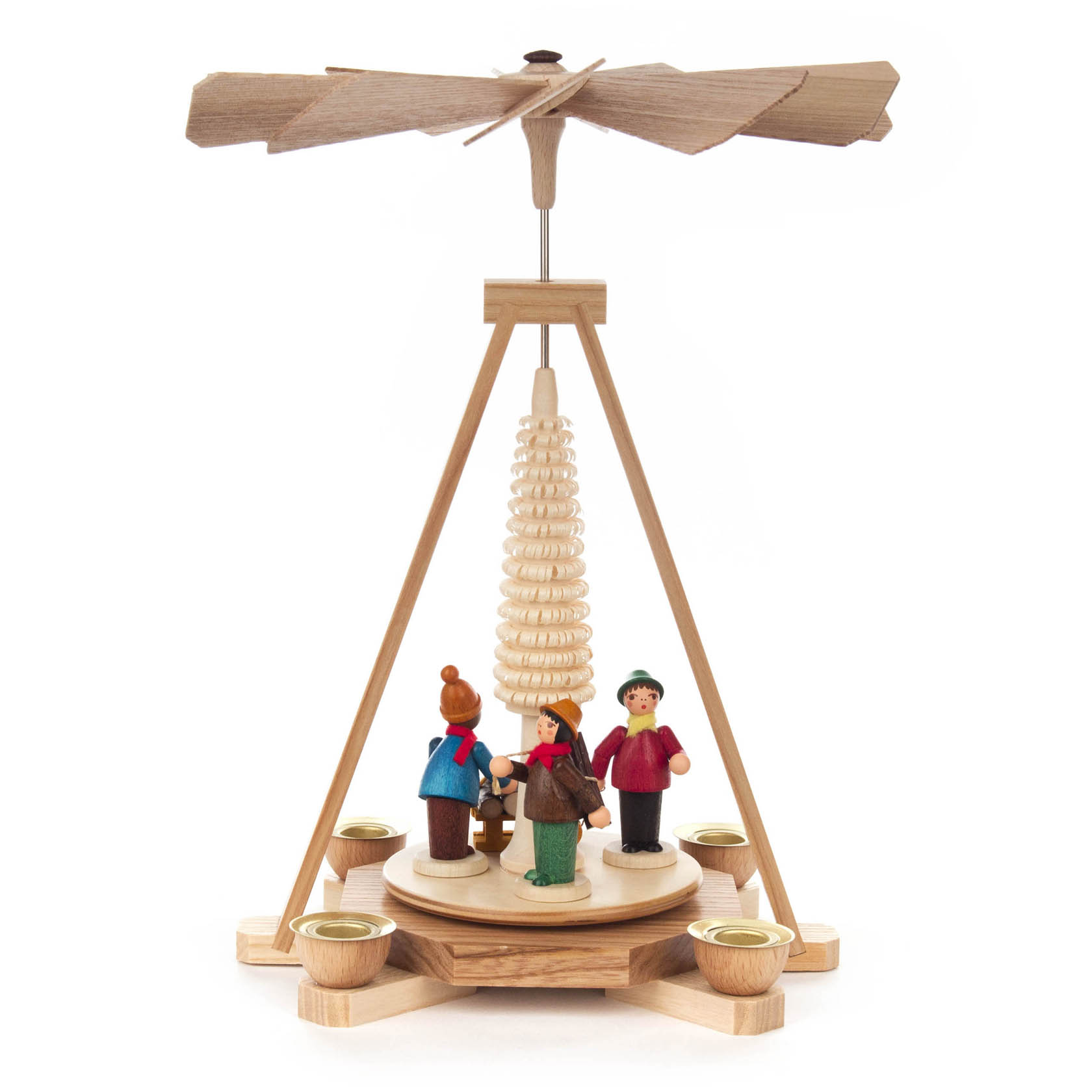 Holzpyramide mit Figuren in traditioneller Kleidung, die Menschen im Wald darstellen. Sie stehen um eine zentrale mit Holzringen geschmückte Säule, die durch Flügel oben angetrieben wird. im Dregeno Online Shop günstig kaufen