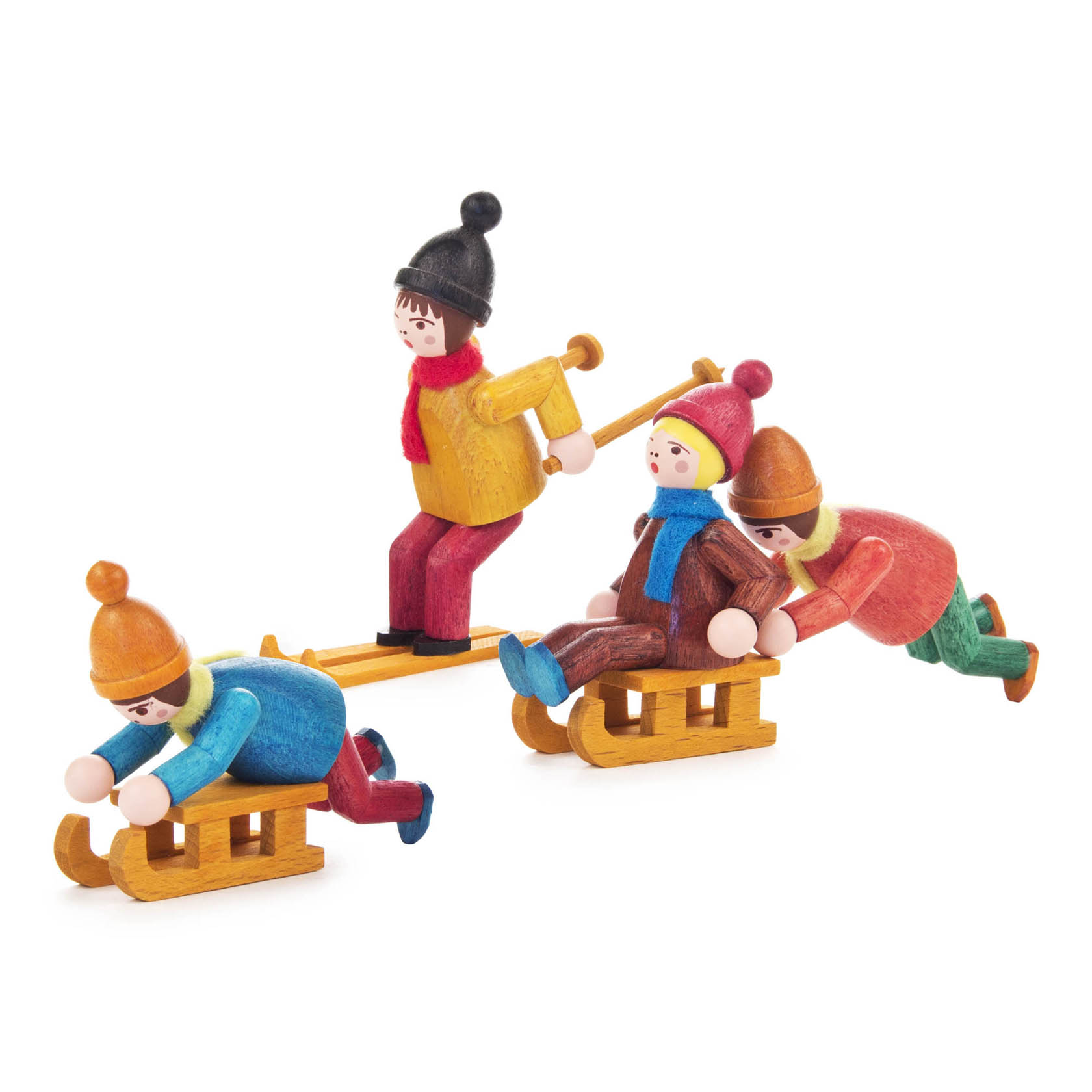Drei farbig lasierte Holzfiguren, die Wintersport darstellen: ein Skifahrer und zwei Kinder auf Schlitten, in lebendigen Farben mit Mützen und Schals. im Dregeno Online Shop günstig kaufen