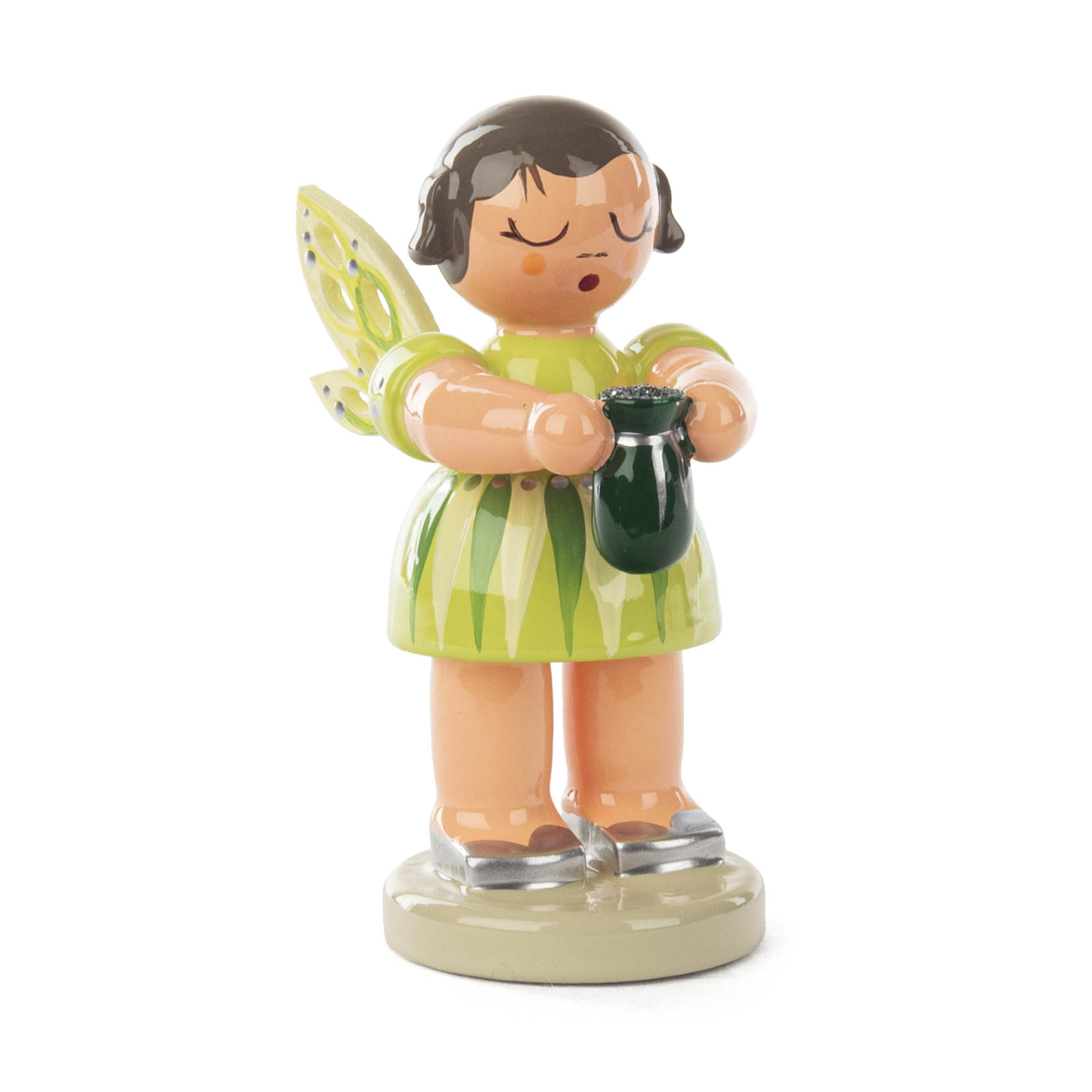 Holzfigur einer Fee mit braunen Haaren und Flügeln, die ein kleines grünes Säckchen hält. Die Fee trägt ein grünes Kleid mit Streifenmuster. im Dregeno Online Shop günstig kaufen
