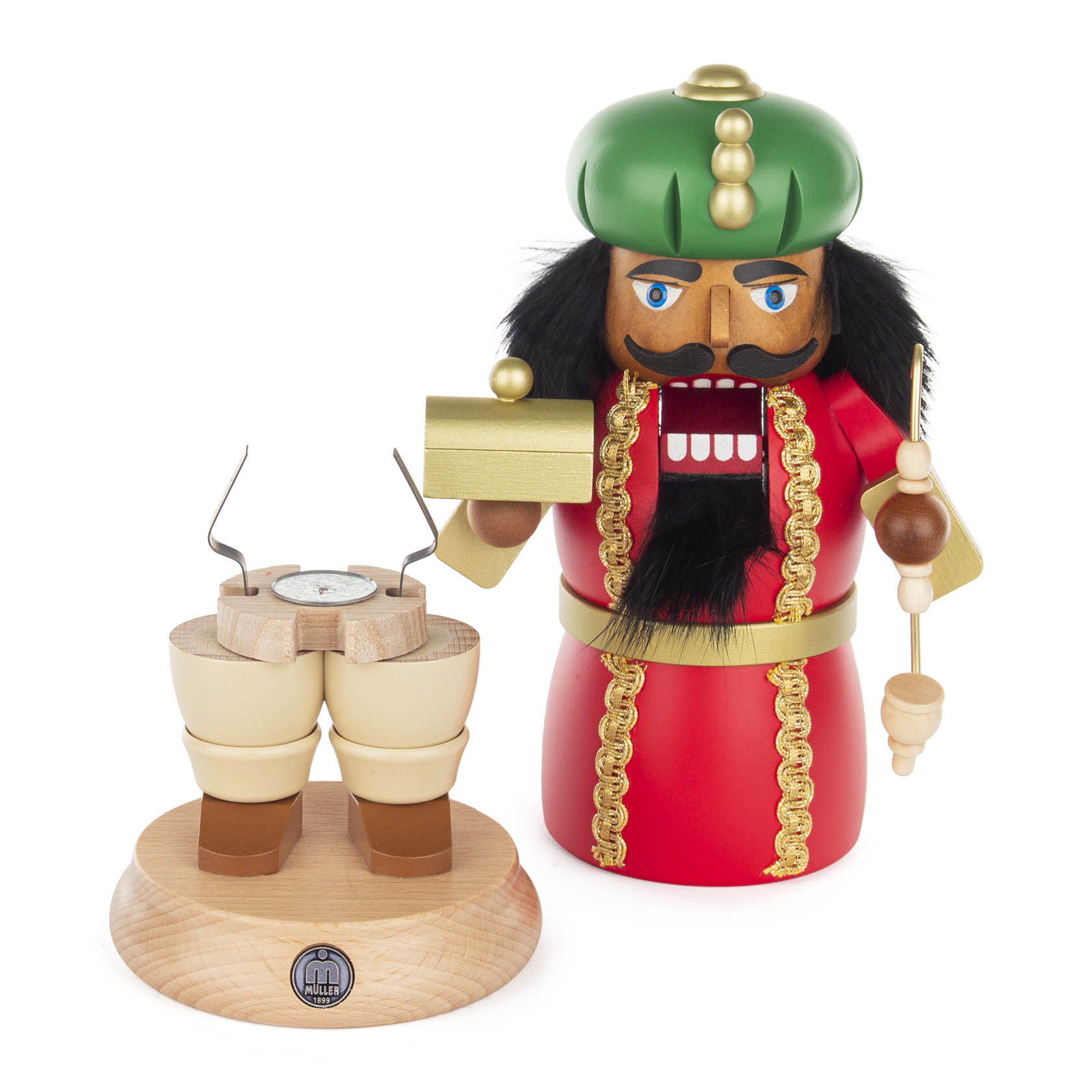 Der Rauchknacker Balthasar, eine hölzerne Figur in rotem Gewand mit goldenen Details, grüner Kopfbedeckung, schwarzem Haar und Bart, hält eine goldene Box und ein Zepter.