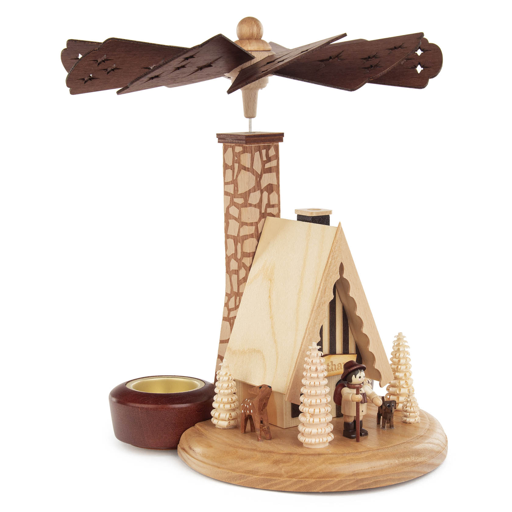 Holzräucherpyramide in Form eines Forsthauses mit Holzfiguren und Bäumen; ein Teelichthalter ist integriert.