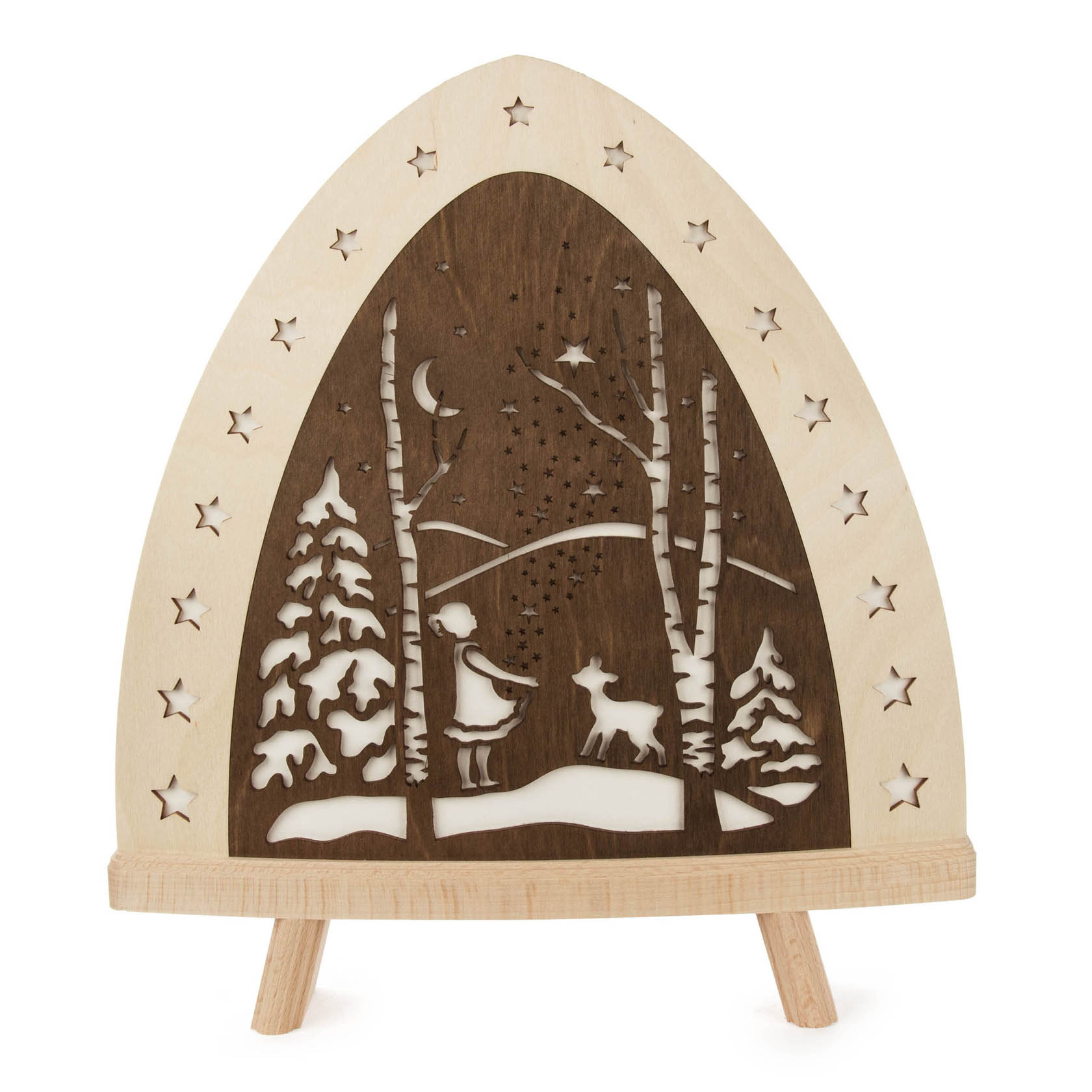 Holz-LED-Standleuchte mit einem ausgeschnittenen winterlichen Waldmotiv: ein Mädchen und ein Hirsch unter Sternen und Bäumen. im Dregeno Online Shop günstig kaufen