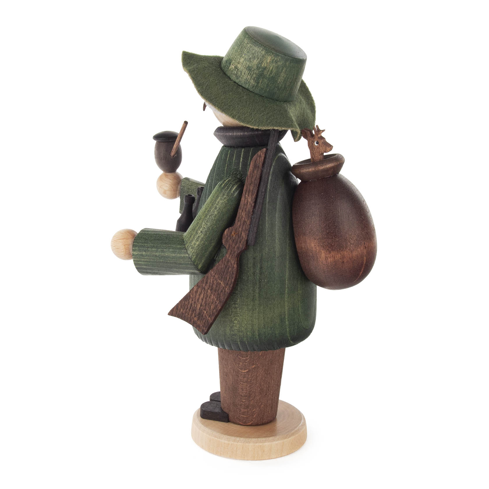 Räuchermann in Form eines Jägers aus Holz mit grünem Mantel und Hut, Pfeife im Mund, Gewehr über der Schulter und großem Sack mit Hirschfiguren auf dem Rücken.