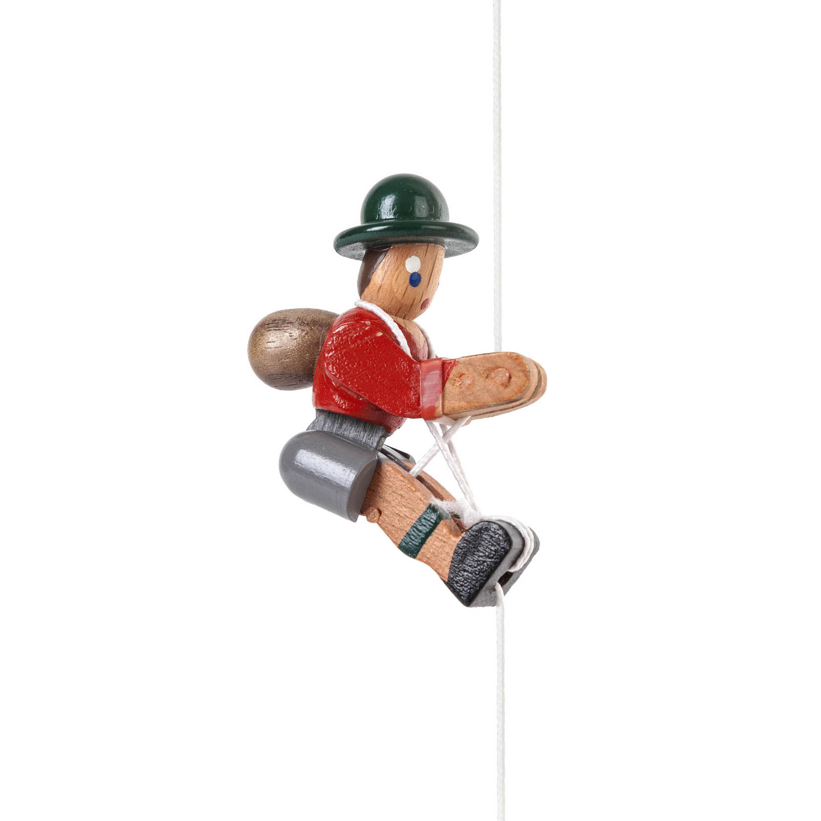 Holzspielzeug in Form eines Bergsteigers mit roter Jacke, grauen Shorts und grünem Hut, der an einem weißen Seil klettert. im Dregeno Online Shop günstig kaufen