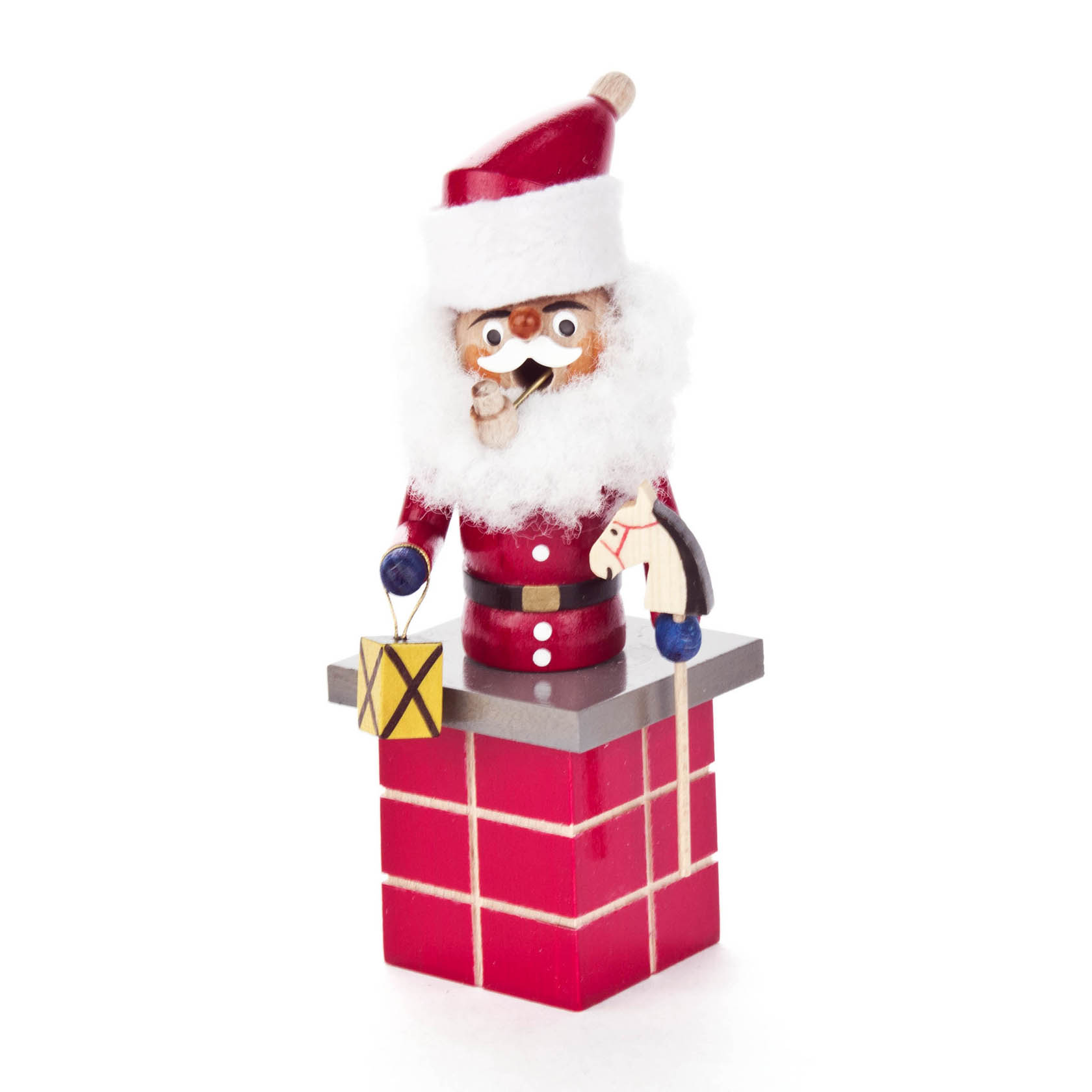 Kleiner Räuchermann in Form eines Weihnachtsmanns, der auf einem roten Schornstein sitzt. Er trägt roten Anzug, weißen Rauschebart und hält eine gelbe Laterne. im Dregeno Online Shop günstig kaufen