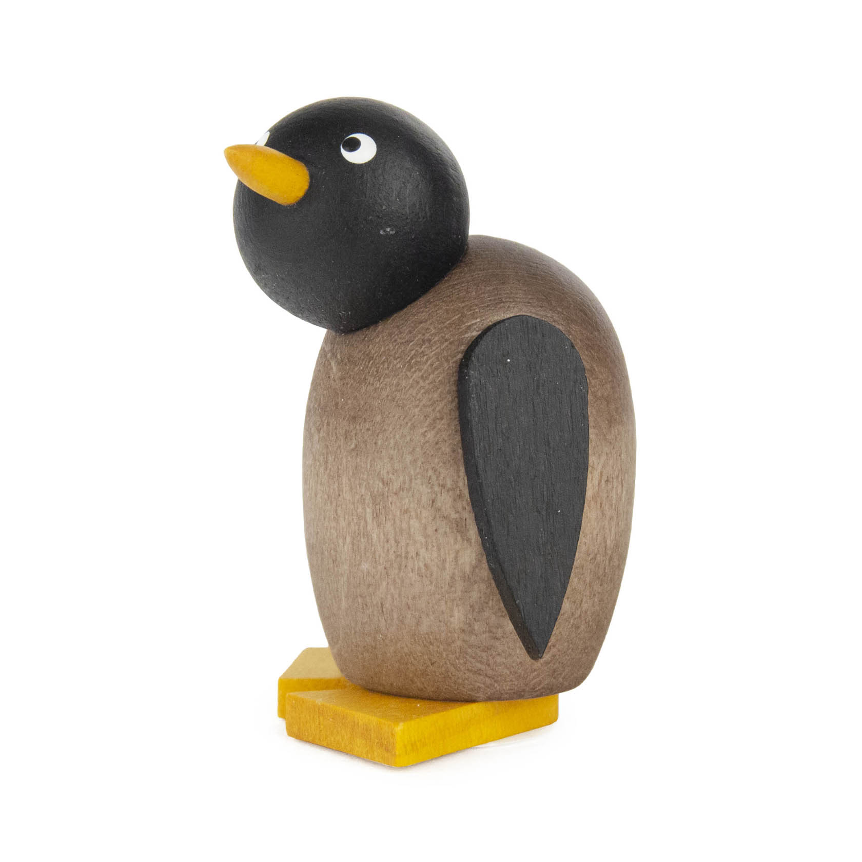Holzfigur eines Pinguin-Babys mit grauem Körper, schwarzem Kopf und Flügeln, sowie einem orangefarbenen Schnabel und Füßen. im Dregeno Online Shop günstig kaufen