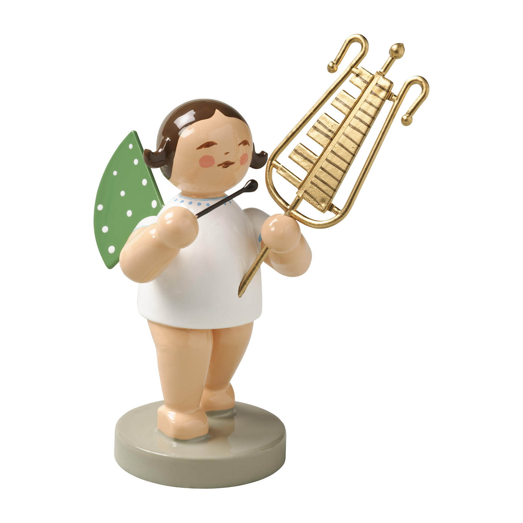 Ein Holzengel mit blondem Haar und grün gepunkteten Flügeln spielt ein goldenes Glockenspiel. Der Engel trägt ein weißes Gewand und steht auf einem Sockel. im Dregeno Online Shop günstig kaufen