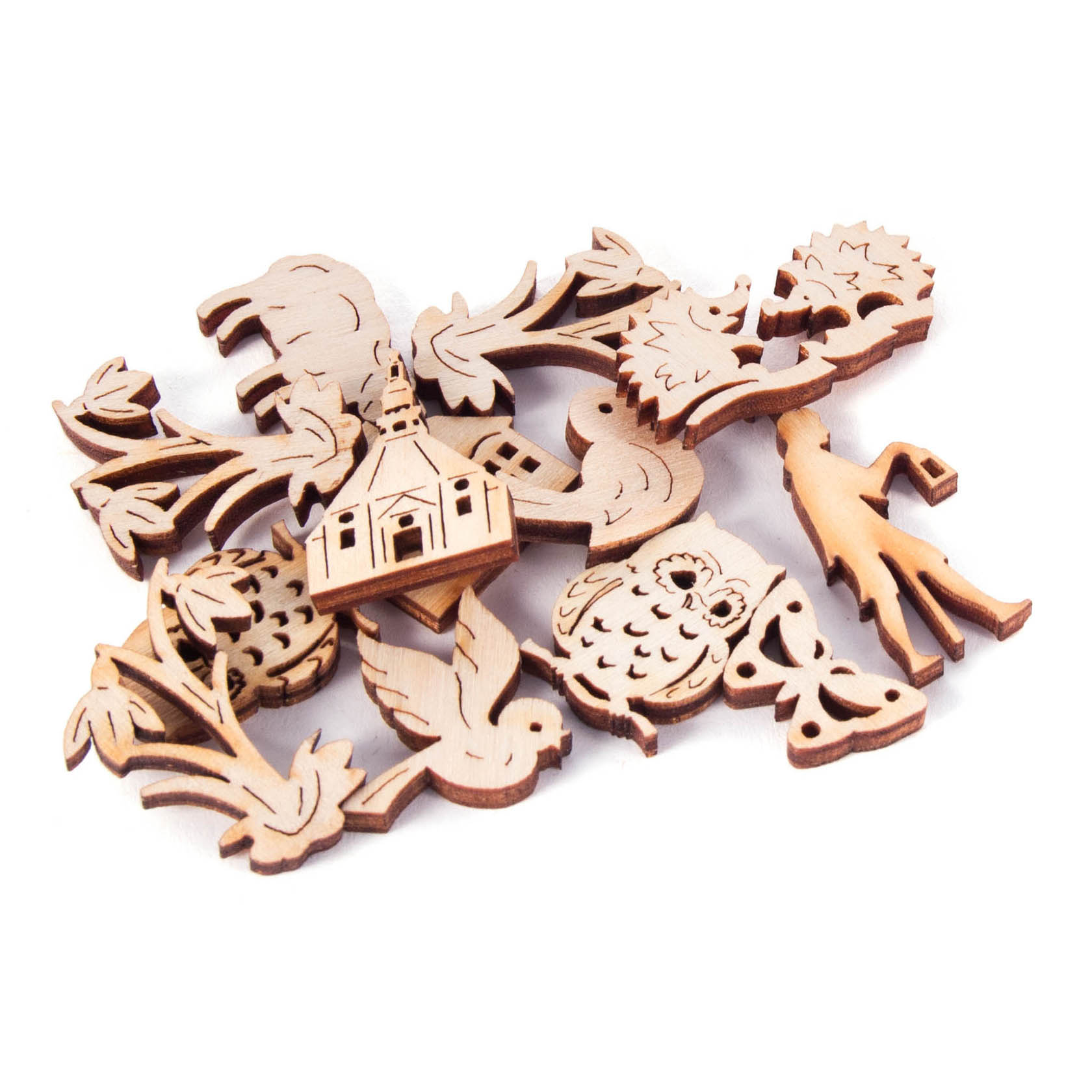 Eine Gruppe von 20 unterschiedlich geformten, lasergeschnittenen Holzteilen, darunter Tiere, ein Vogel, ein Igel und geometrische Formen. im Dregeno Online Shop günstig kaufen