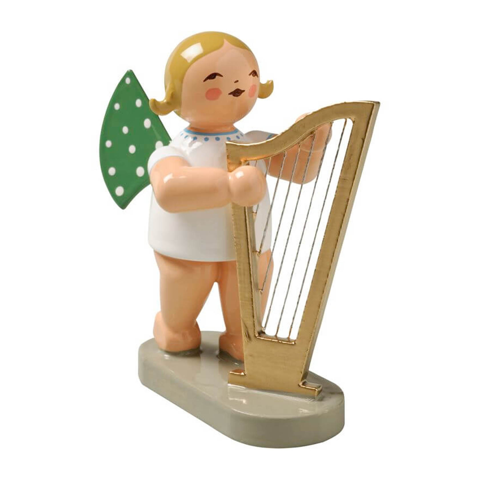 Eine Holzfigur eines Engels mit grünen, gepunkteten Flügeln, der eine goldene Harfe spielt. im Dregeno Online Shop günstig kaufen