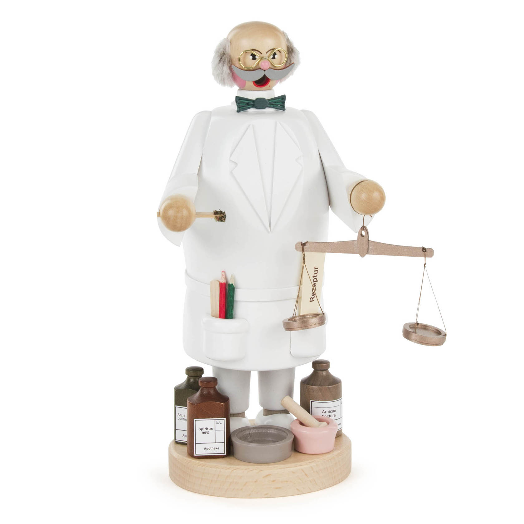 Ein hölzerner Räuchermann in Form eines Apothekers mit weißem Kittel, Brille und Waage, umgeben von Flaschen und Mörsern. im Dregeno Online Shop günstig kaufen