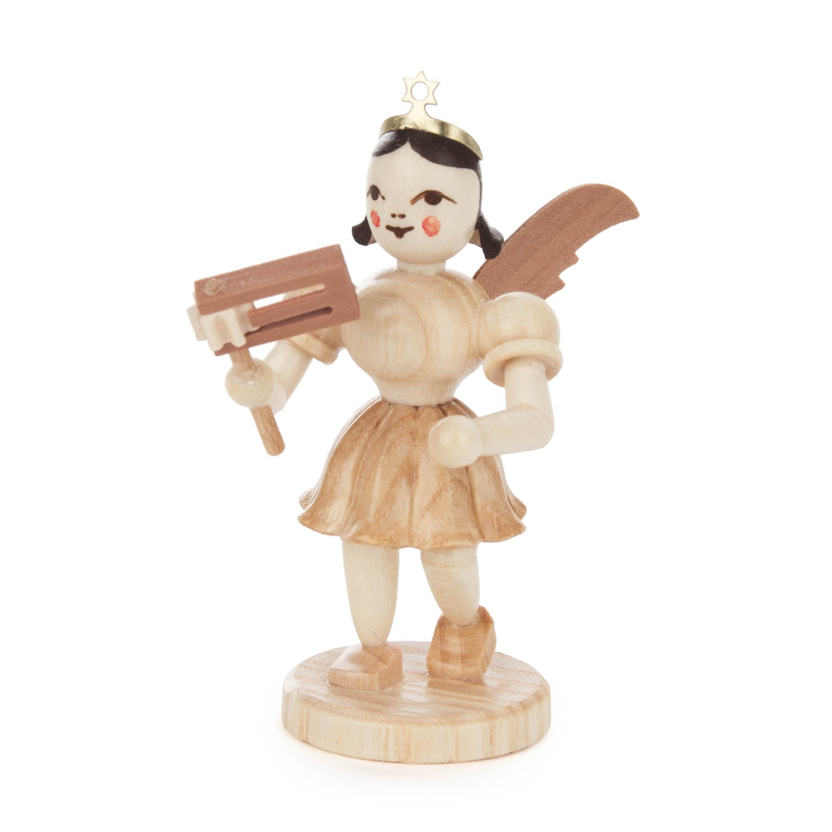 Holzfigur eines Engels mit Flügeln und einer Ratsche in den Händen, trägt einen goldenen Heiligenschein, naturbelassenes Holzdesign. im Dregeno Online Shop günstig kaufen