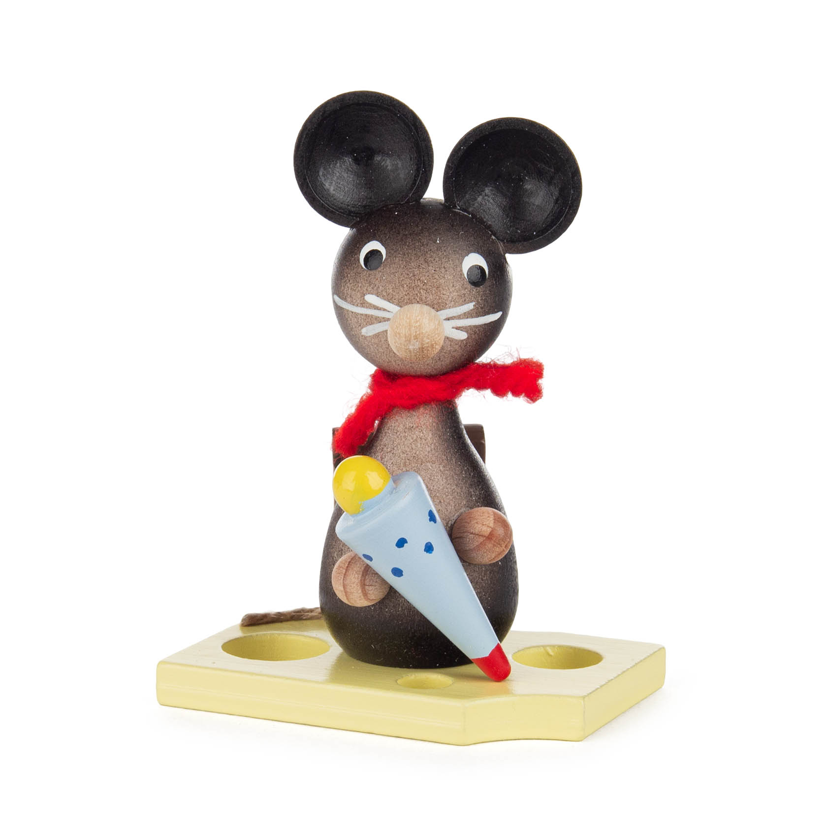 Kleine Holzfigur einer Maus, die eine Zuckertüte hält und auf einer gelben Basis aus Käse steht. im Dregeno Online Shop günstig kaufen