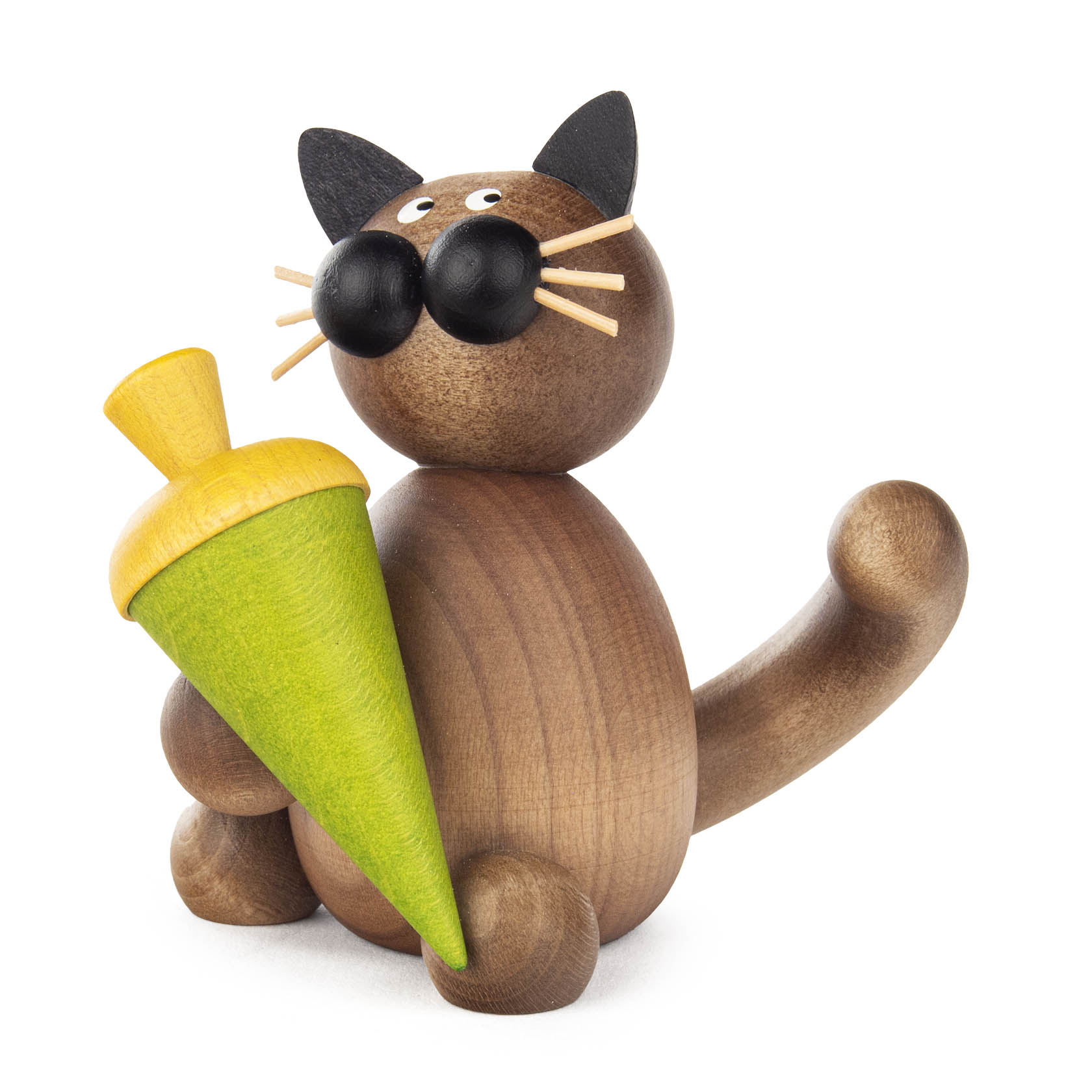 Holzfigur einer Katze, grau-schwarz, mit schwarzer Nase und Augen, hält eine grüne Schultüte mit gelber Spitze in der Pfote. im Dregeno Online Shop günstig kaufen