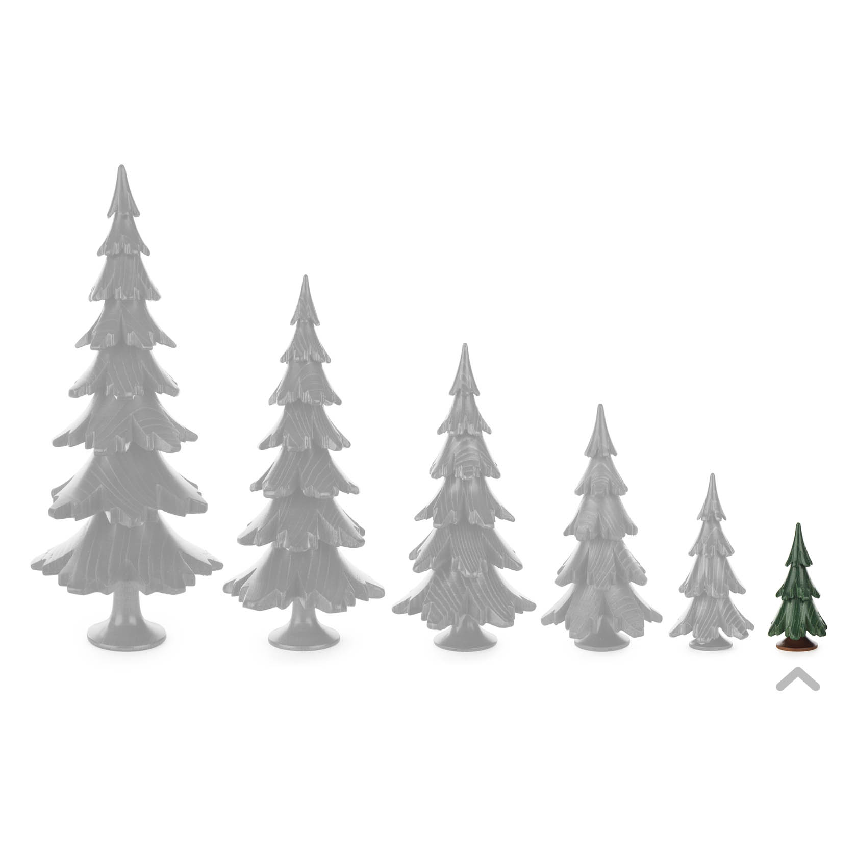 Ein grüner, lasierter Massivholzbaum in Miniaturgröße von 6,5 cm, rechts im Bild neben vier größeren Bäumen in Grautönen.