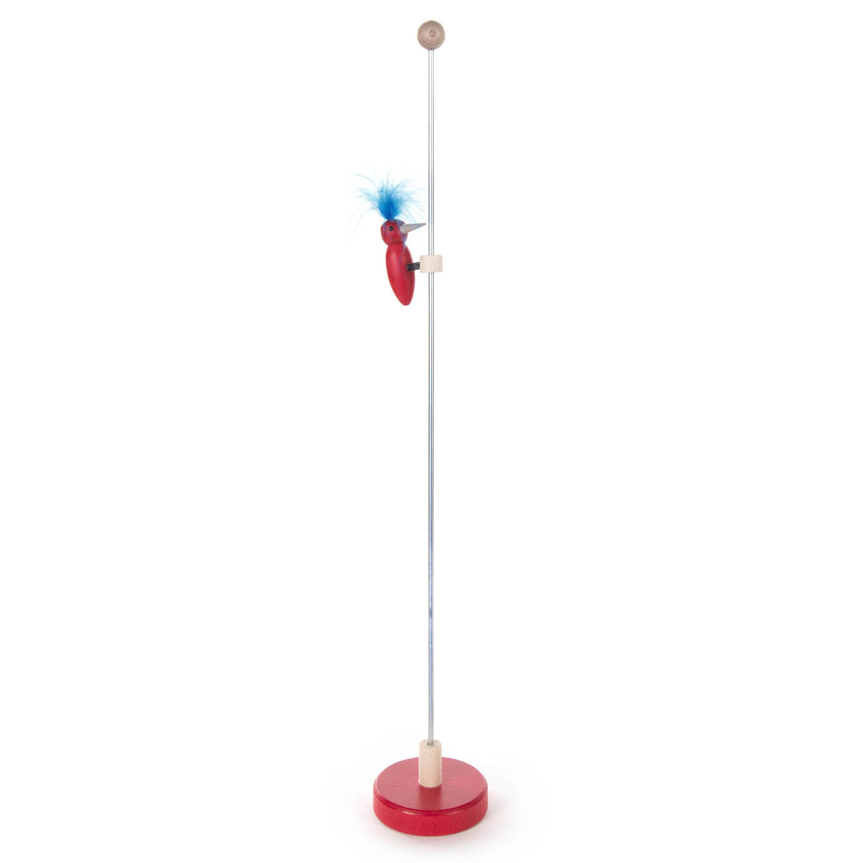 Ein roter Klopfspecht-Spielzeug aus Holz mit blauen Federn, der an einem Metallstab befestigt ist und auf einer roten Basis steht. im Dregeno Online Shop günstig kaufen