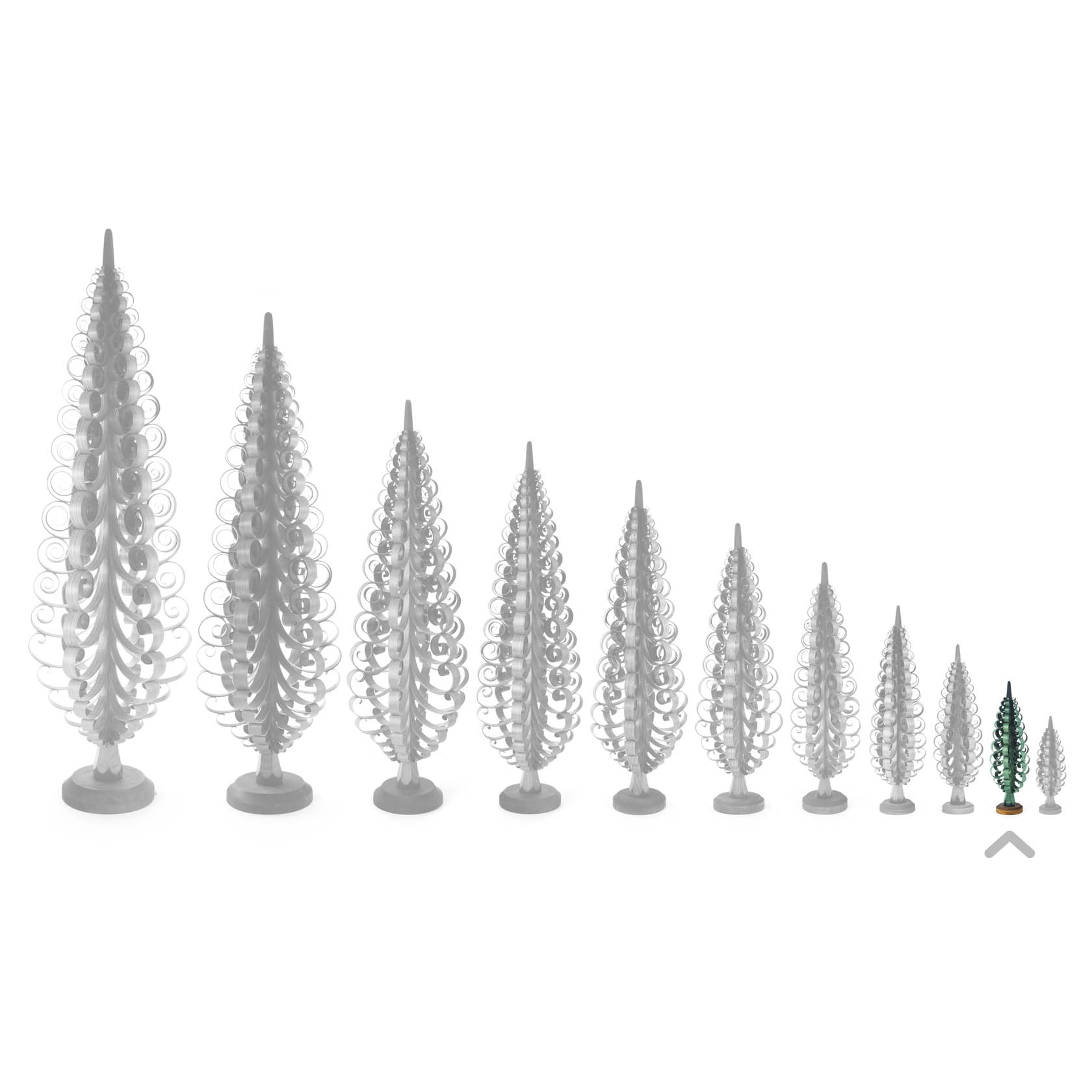 Eine Reihe von elf weißen Spanbäumen, der zweitkleinste rechts ist grün und 16 cm hoch.
