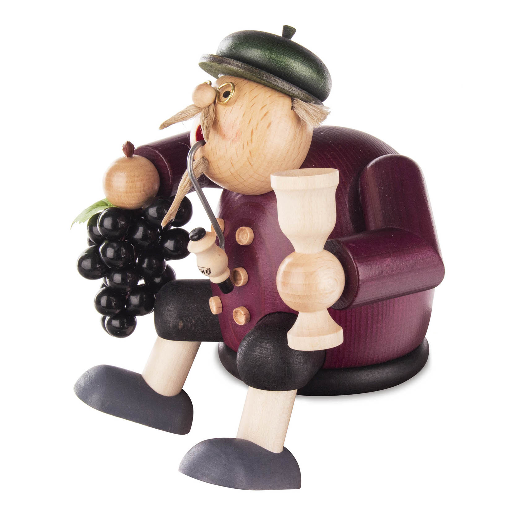 Holzfigur eines Winzers, der auf einer Kante sitzt. Er hält ein Weinglas und eine Pfeife und hat eine Traube in der Hand. im Dregeno Online Shop günstig kaufen