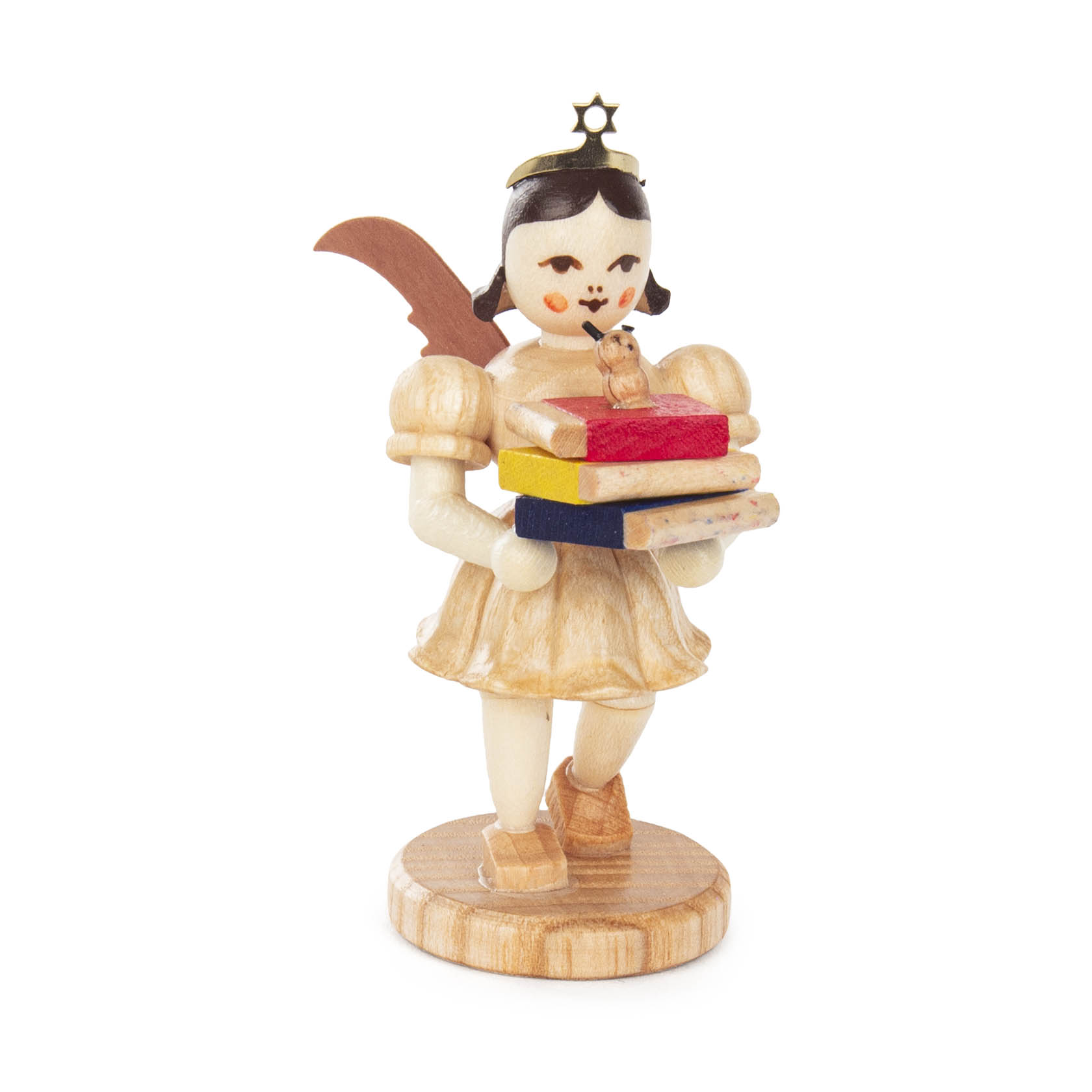 Holzfigur eines Engels mit braunen Flügeln, der drei Bücher trägt. Der Engel ist in naturfarben bemalt und trägt eine goldene Krone. im Dregeno Online Shop günstig kaufen