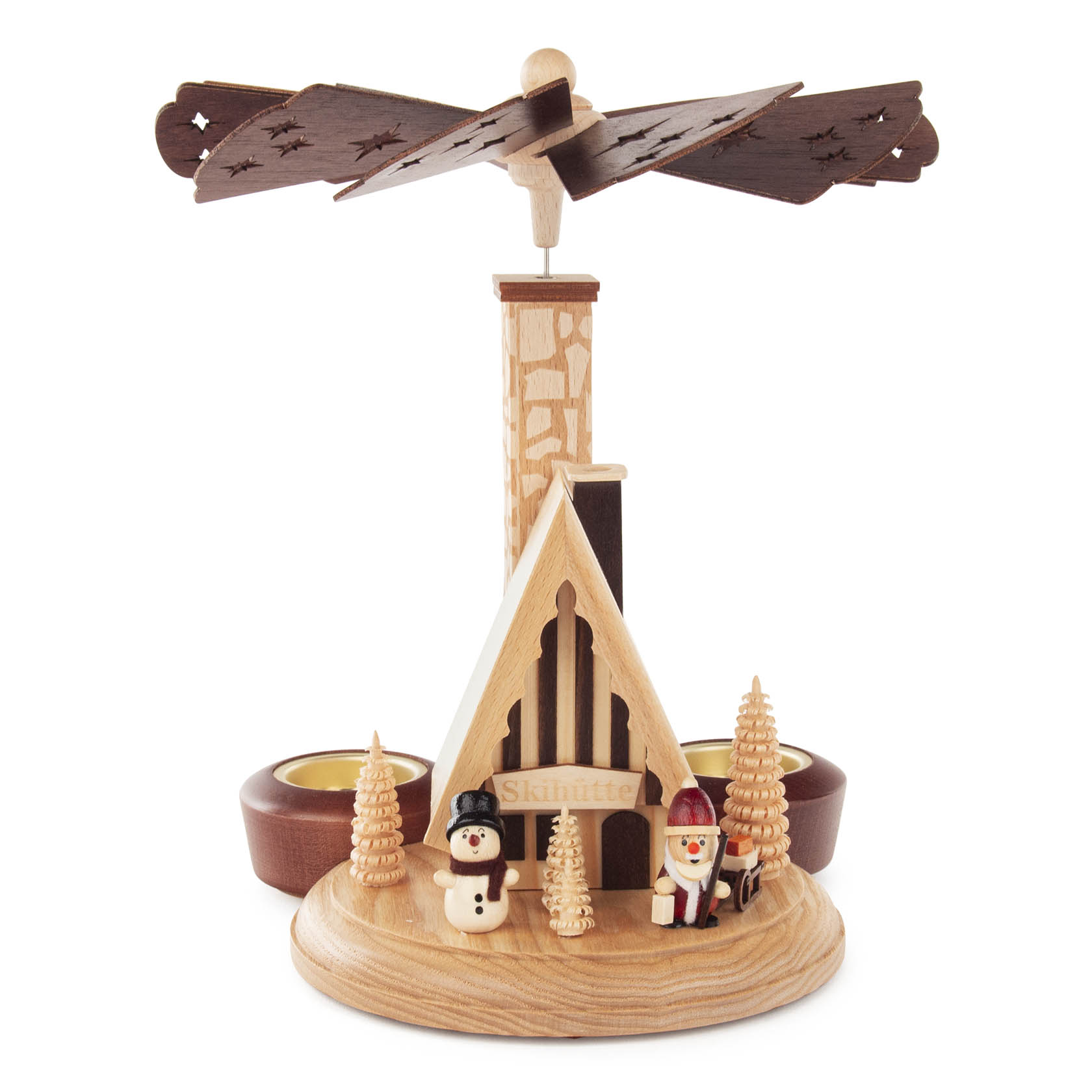 Eine Holz-Räucherpyramide mit einem Weihnachtsmann und einem Schneemann, umgeben von kleinen Bäumen. Oben dreht sich ein Flügelrad. Platz für Teelichter. im Dregeno Online Shop günstig kaufen