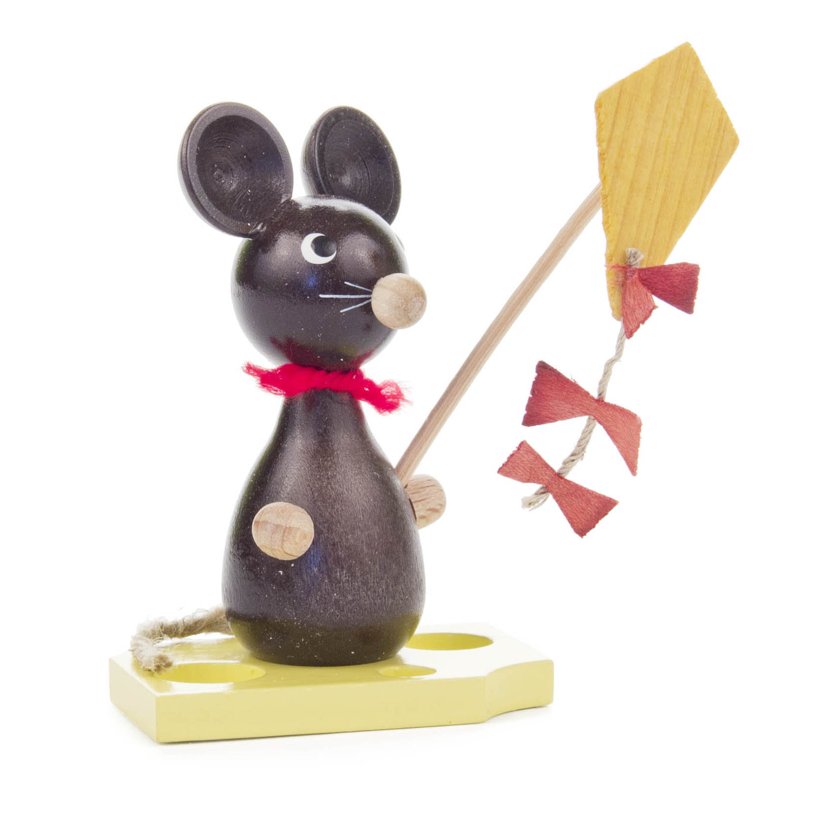 Holzmaus mit großen Ohren und rotem Schal hält einen gelben Drachen mit Zierschwänzen aus Holzstäben. im Dregeno Online Shop günstig kaufen