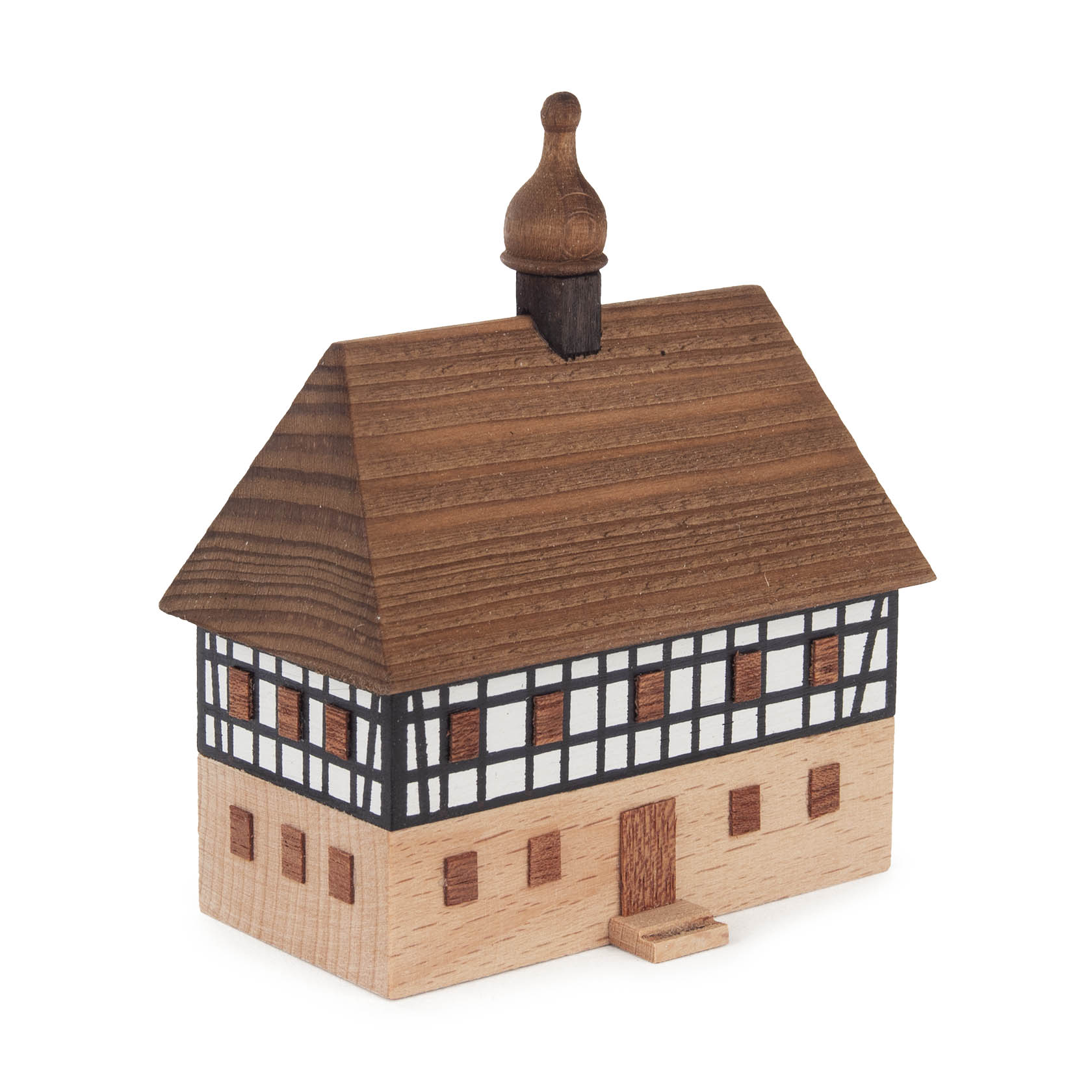 Holzmodell einer zweistöckigen Dorfschule mit schwarzem Fachwerkdesign, weißen Wänden und einem großen braunen Dach mit Schornstein aus Holz. im Dregeno Online Shop günstig kaufen