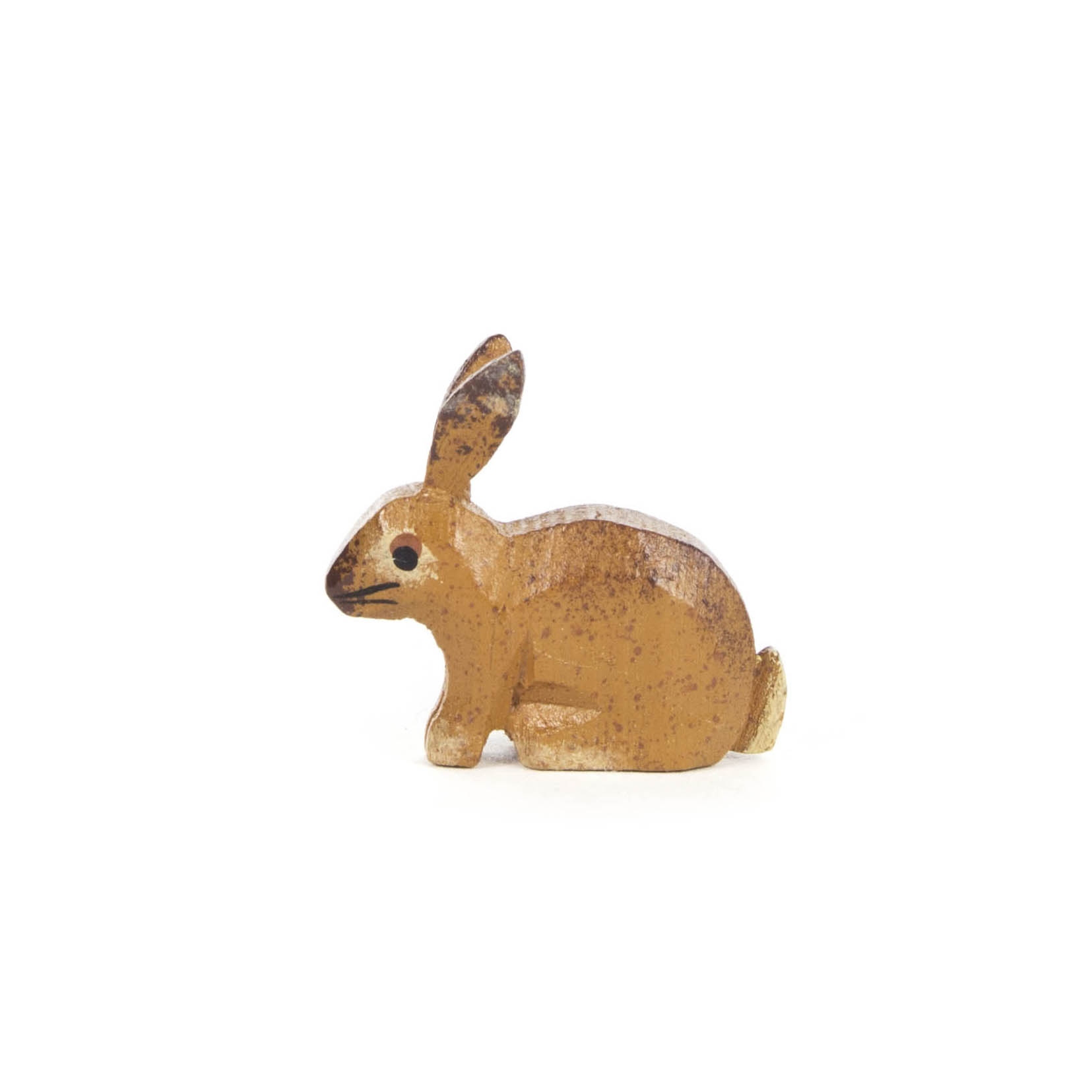 Eine kleine, geschnitzte Holzfigur eines Hasen, naturfarben bemalt, mit aufgestellten Ohren. Der Hase sitzt aufrecht und hat schwarze Augen. im Dregeno Online Shop günstig kaufen