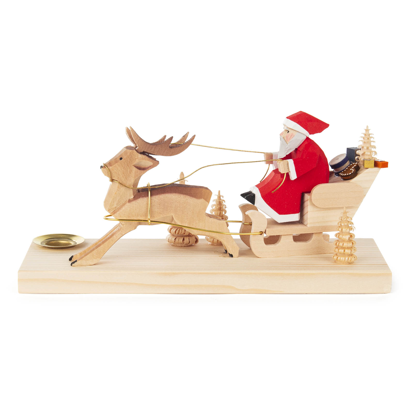 Holzfigur eines Weihnachtsmanns im rot-weißen Anzug auf einem Schlitten, gezogen von einem Hirsch. Der Schlitten ist für eine Kerze geeignet. im Dregeno Online Shop günstig kaufen