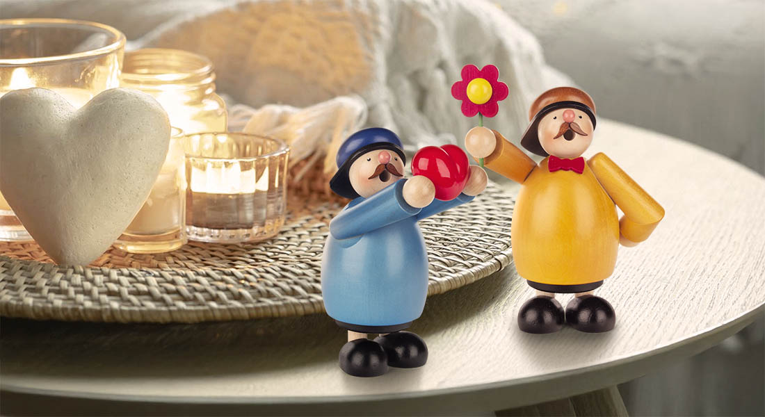 Zwei erzgebirgische Räuchermännchen mit Herz und Blume