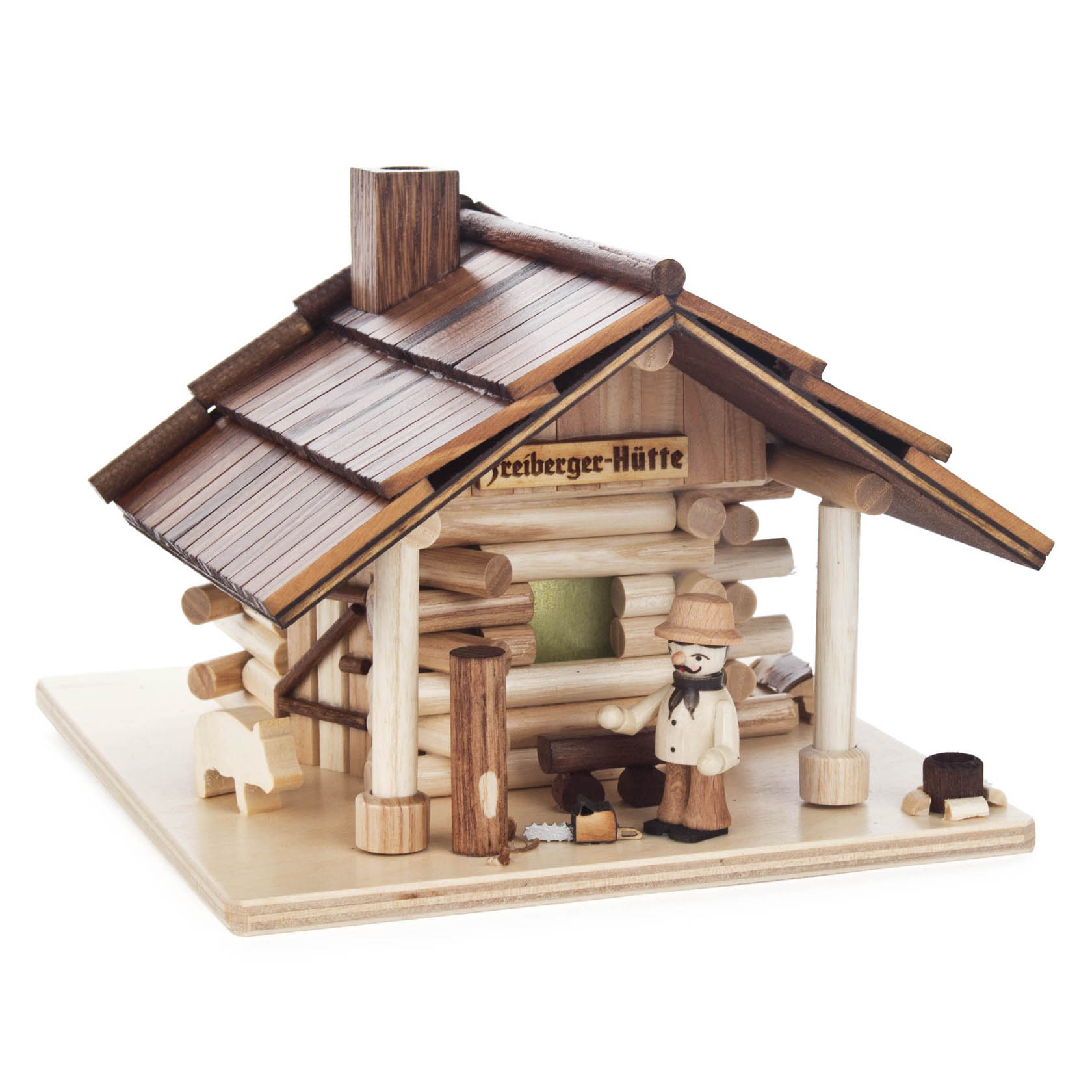 Handgefertigtes Modell eines Räucherhauses 'Freiberger Hütte' aus Holz, mit einer Figur, die eine Kettensäge hält, auf einer Holzplatte platziert. im Dregeno Online Shop günstig kaufen