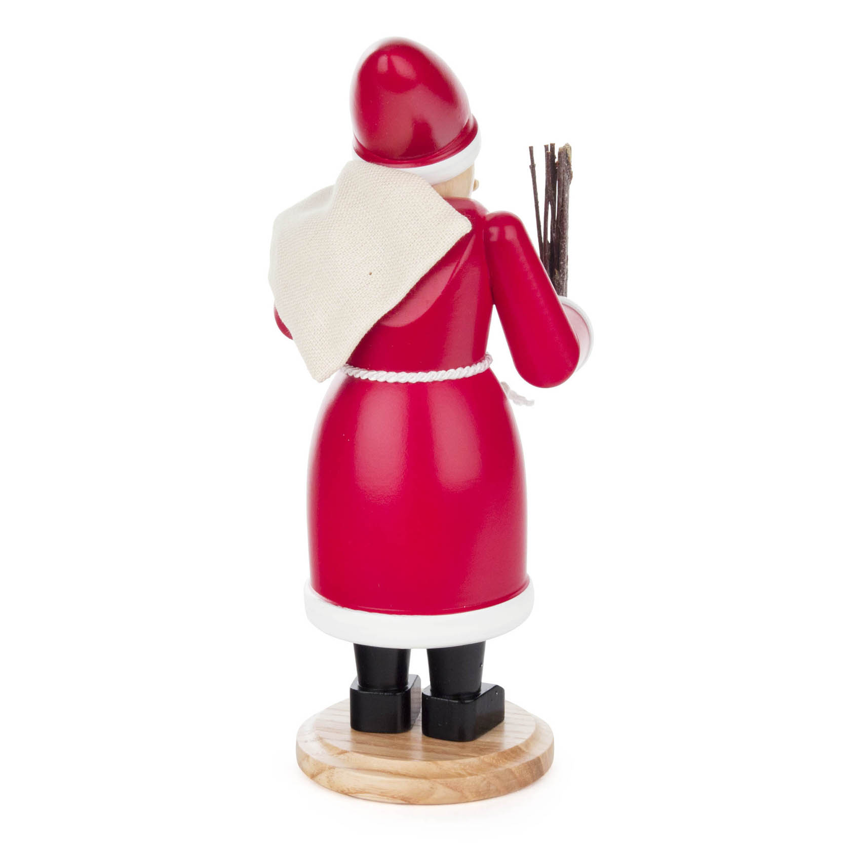 Räuchermann in Form eines Weihnachtsmanns, rot gekleidet, mit schwarzem Schuhwerk und einem weißen Schal. Er hält ein Bündel Stöcke in der rechten Hand.