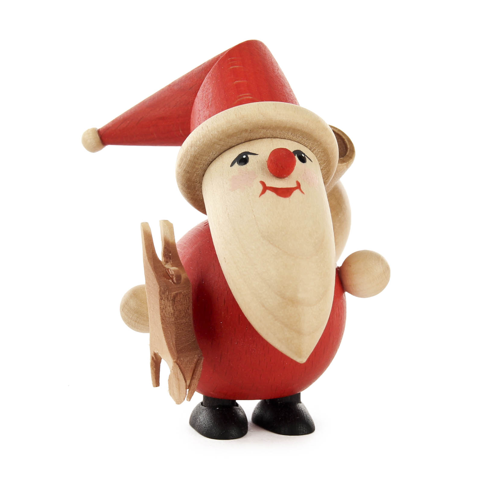 Eine handgefertigte Holzfigur des Weihnachtsmanns mit rotem Mantel und spitzem Hut. Er trägt ein Holzrentier in der rechten Hand. im Dregeno Online Shop günstig kaufen