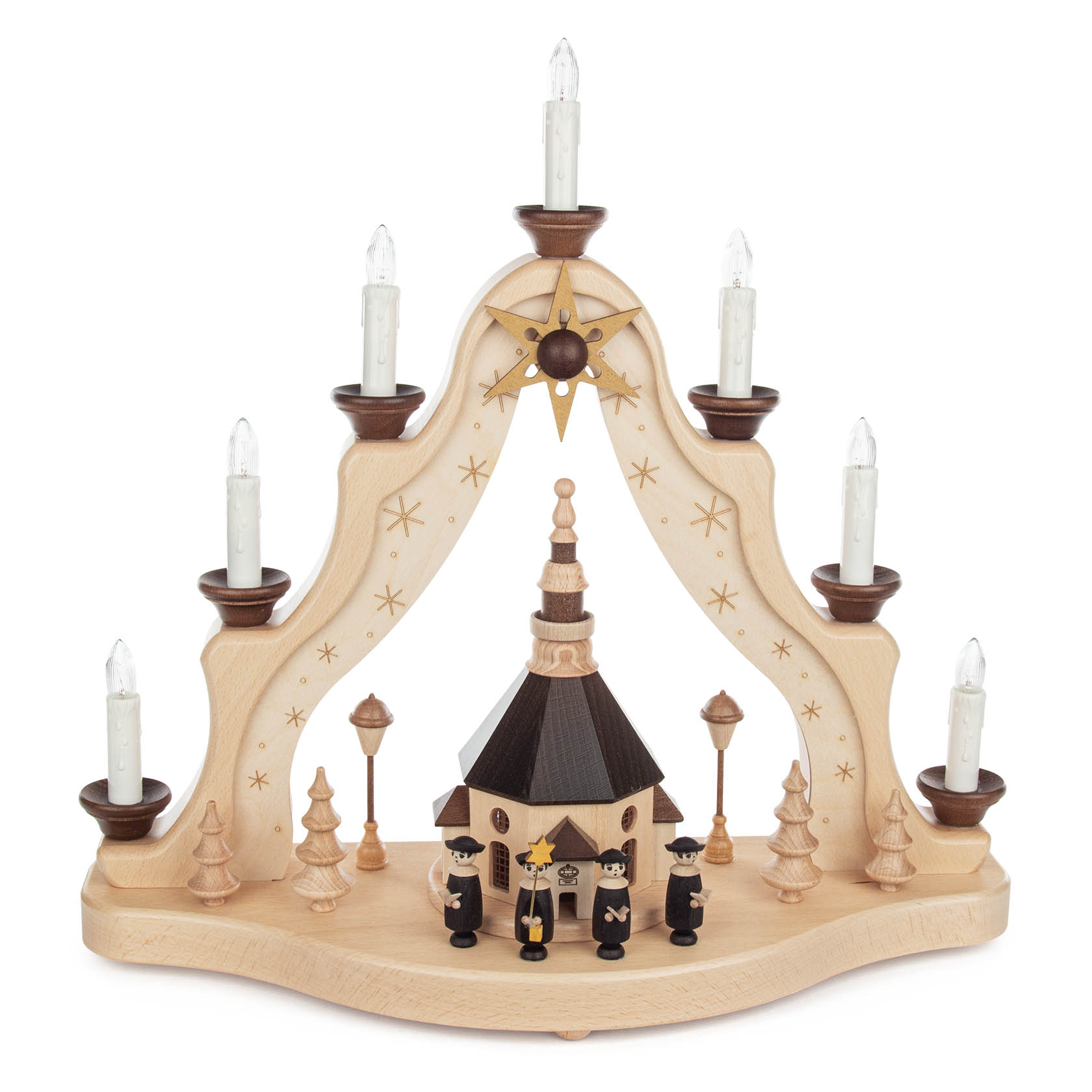 Elektrisch beleuchtete Schwibbogenspitze mit Seiffener Kirche, umgeben von neun Kerzen, Bäumen, Sternen und Figuren in traditioneller Tracht. im Dregeno Online Shop günstig kaufen
