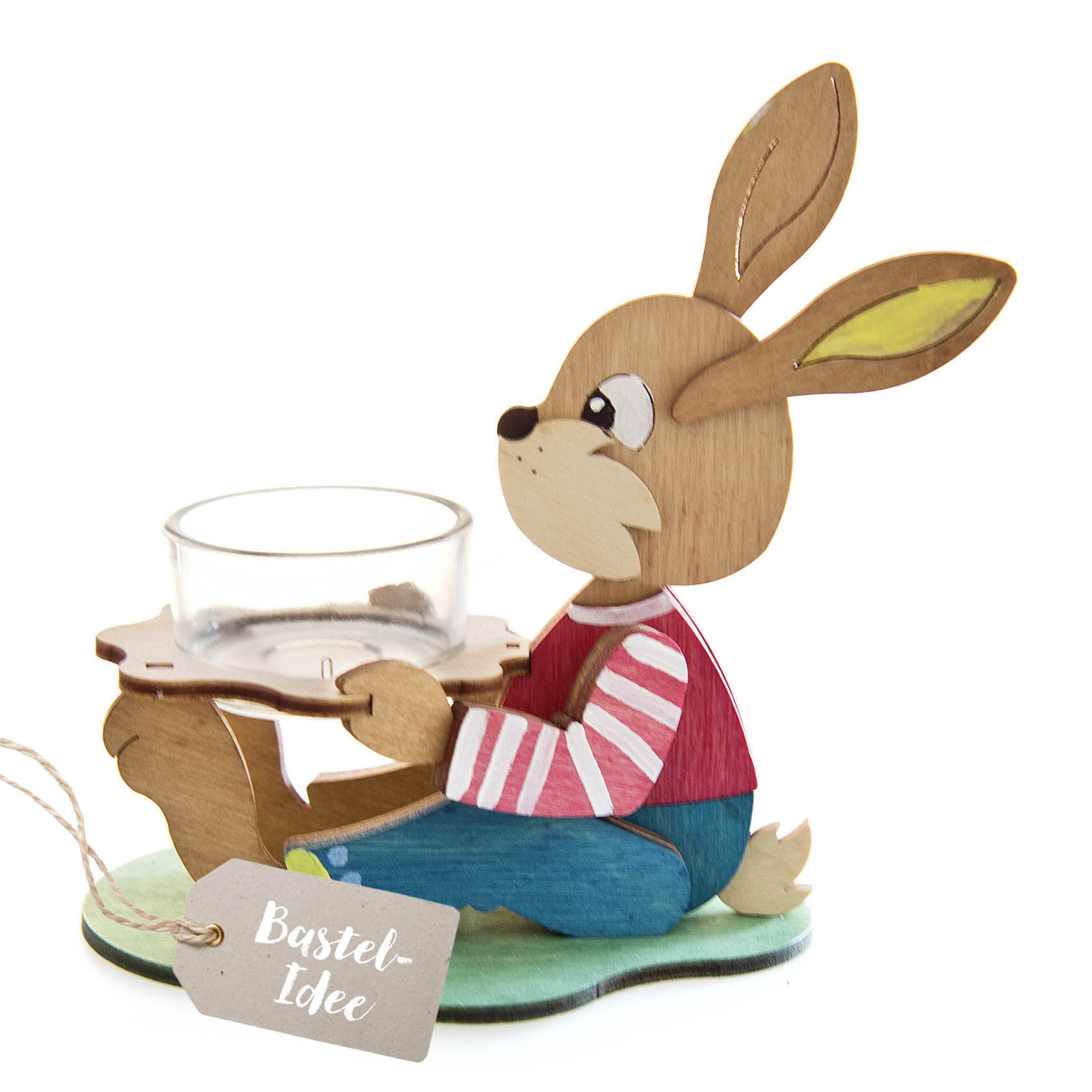 Holzosterhase, der auf einem grünen Sockel sitzt, farbige Kleidung trägt und ein Glasgefäß hält. im Dregeno Online Shop günstig kaufen