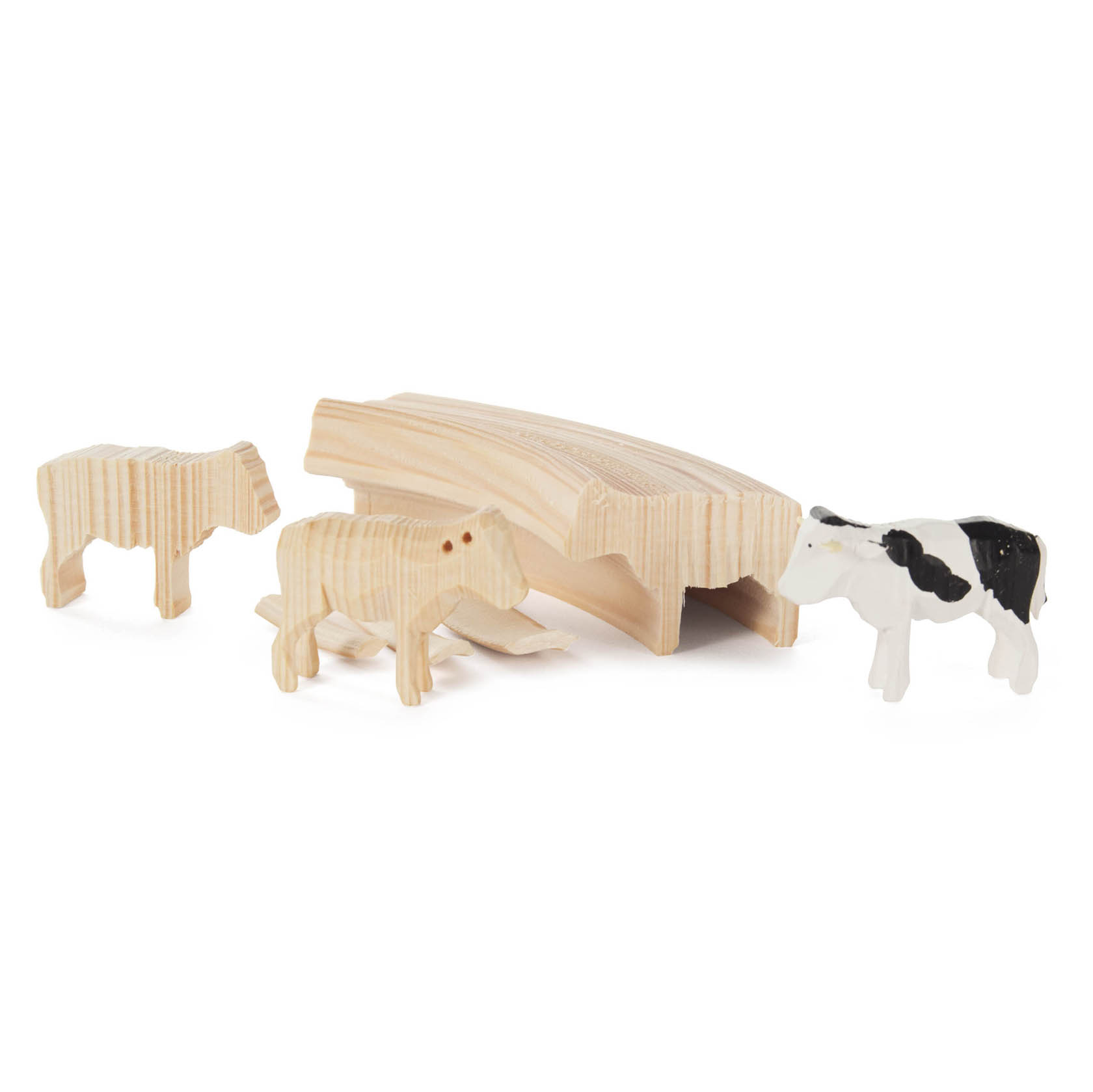 Holzfiguren: Zwei unbehandelte Kühe, eine bemalte Kuh und ein geschwungener Holzbaustein, alle aus hellen naturbelassenem Holz. im Dregeno Online Shop günstig kaufen