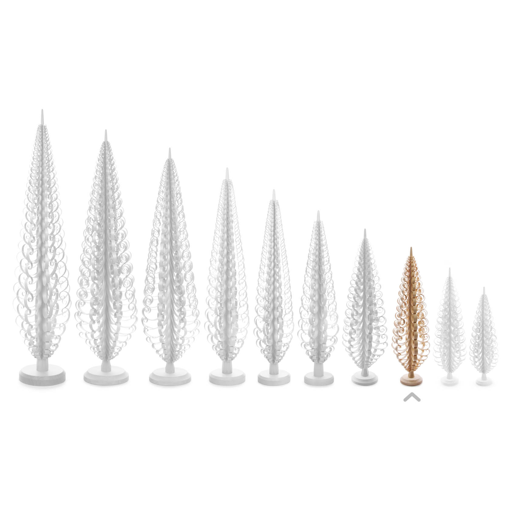 Eine Reihe von neun dekorativen Spanbäumen, hauptsächlich in Weiß, in aufsteigender Höhe mit einem goldfarbenen Baum in der Mitte.