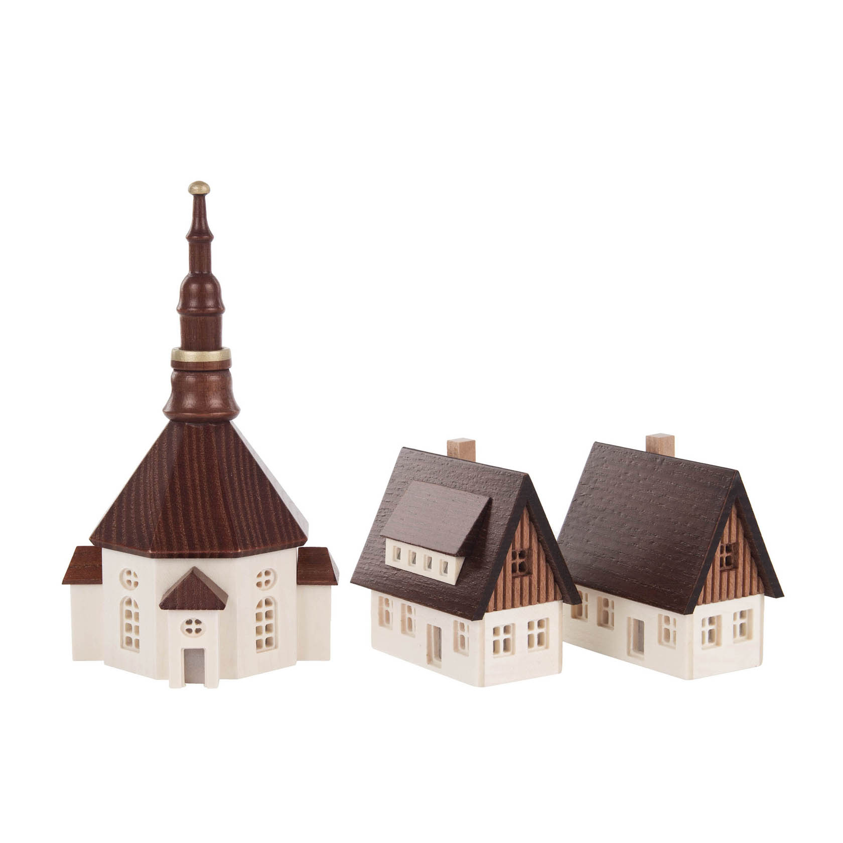 Handgeschnitztes Modell der Seiffener Kirche mit braunem Turm, flankiert von zwei kleinen, weißen Häusern mit braunen Dächern. im Dregeno Online Shop günstig kaufen