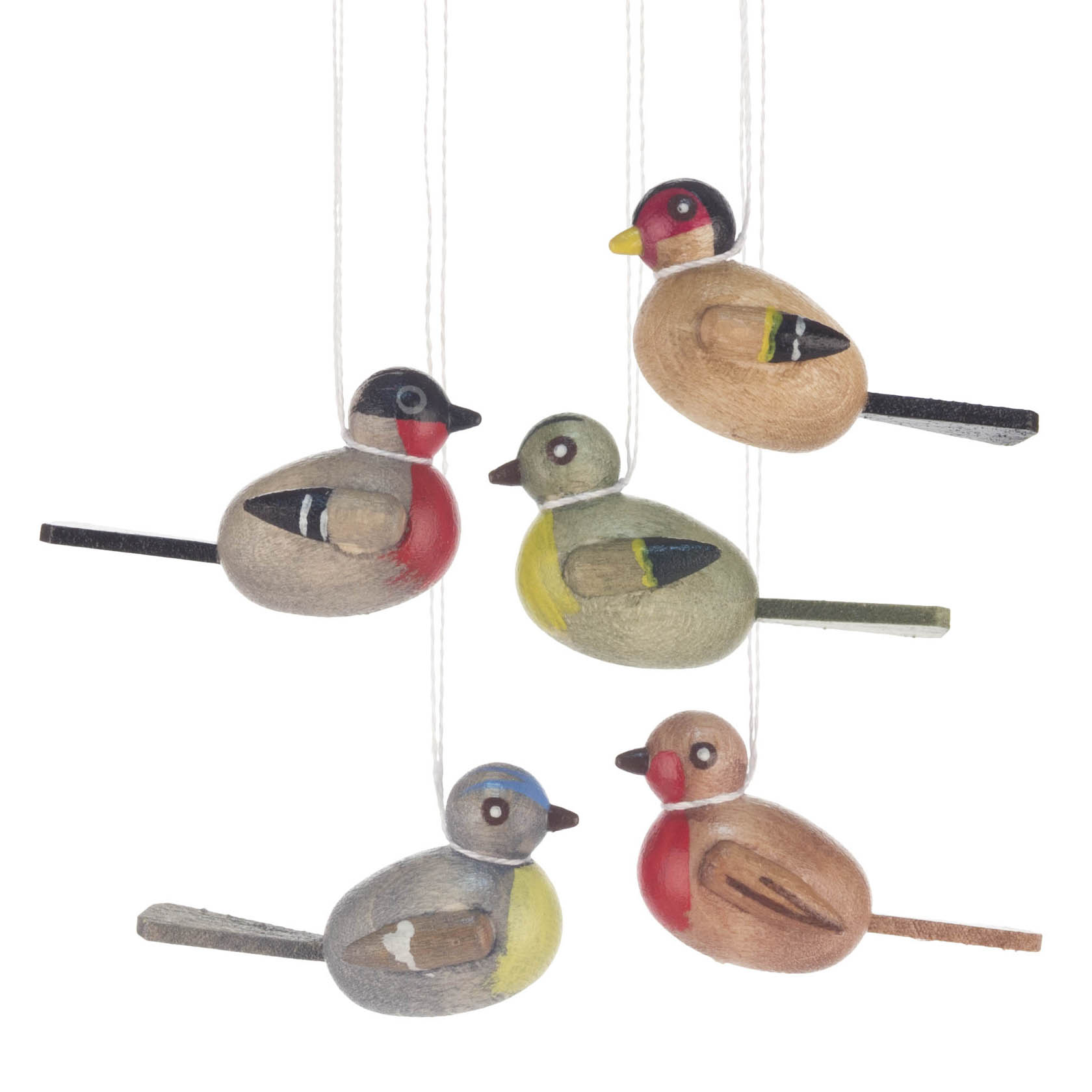 Fünf handgefertigte, bunte Holzvögel hängen an weißen Fäden. Jeder Vogel ist in unterschiedlichen Farben bemalt und hat eine einfache, stilisierte Form.