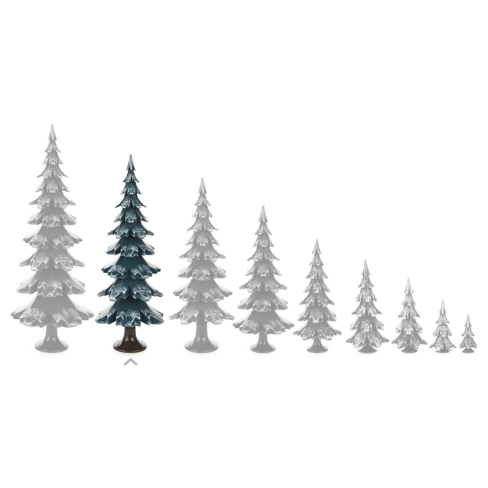 Ein Arrangement von neun Tannenbaumfiguren, der größte ist grün/weiß und die anderen sind grau. Die Figuren nehmen in der Größe von links nach rechts ab.