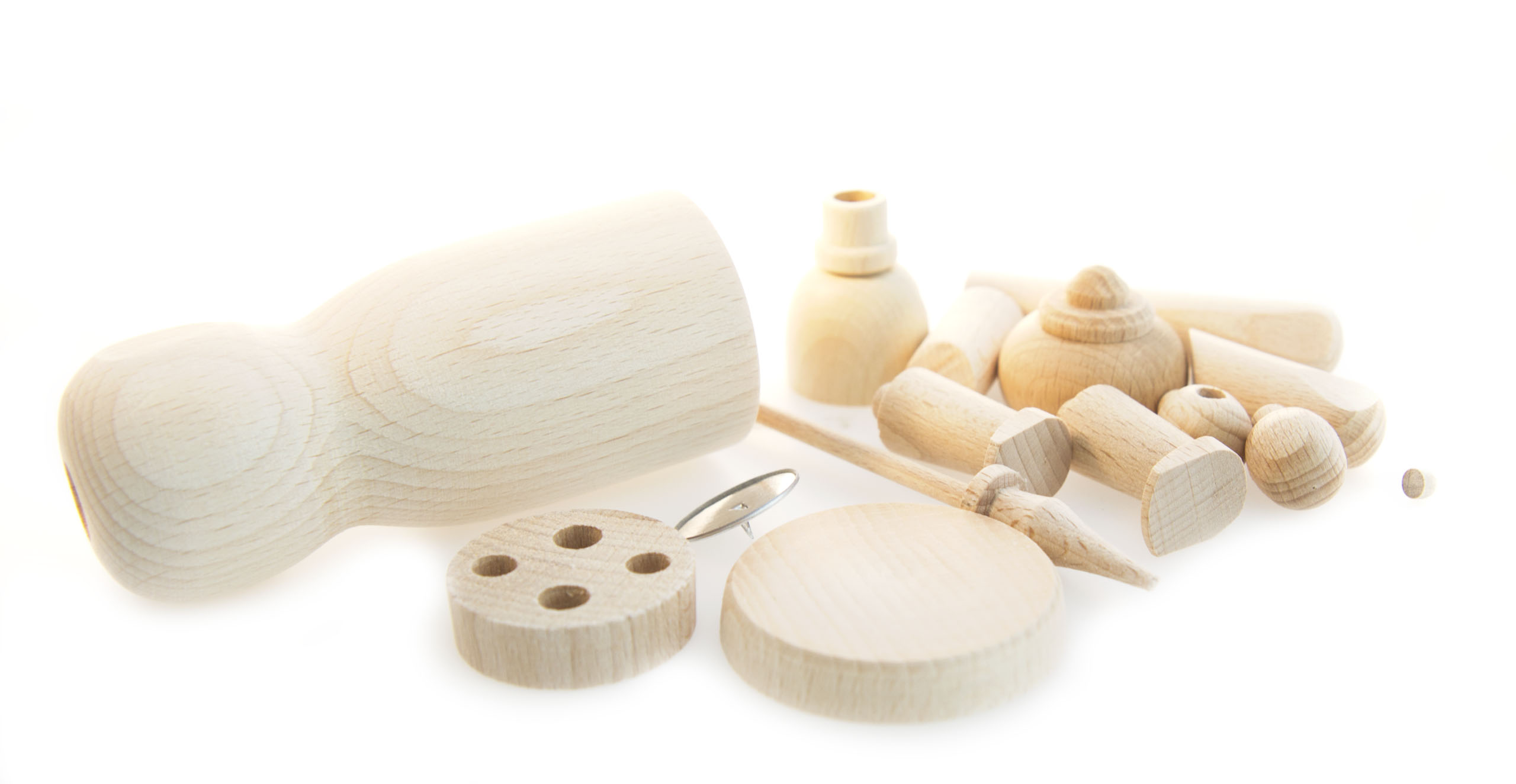 Ein Bastelset für ein Räuchermännchen bestehend aus mehreren Holzteilen, darunter ein Körper, Kopf, Arme, Beine und zusätzliche Accessoires.