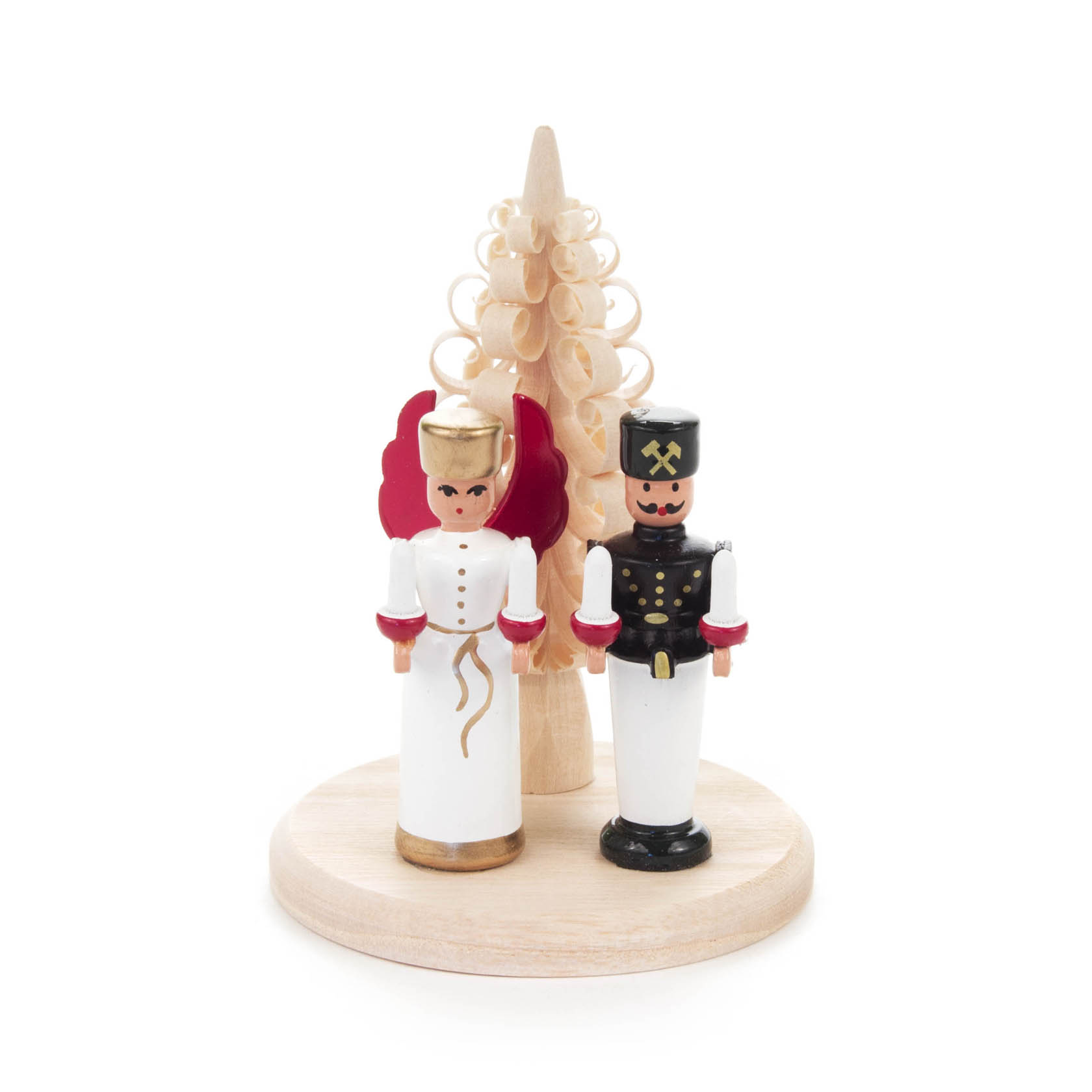 Holzfigur eines Engels mit goldener Mütze, weißen Kleid und roten Flügeln, neben einem Bergmann in schwarzer Uniform. Beide halten Kerzen, vor einem geschnitzten Holzbaum. im Dregeno Online Shop günstig kaufen
