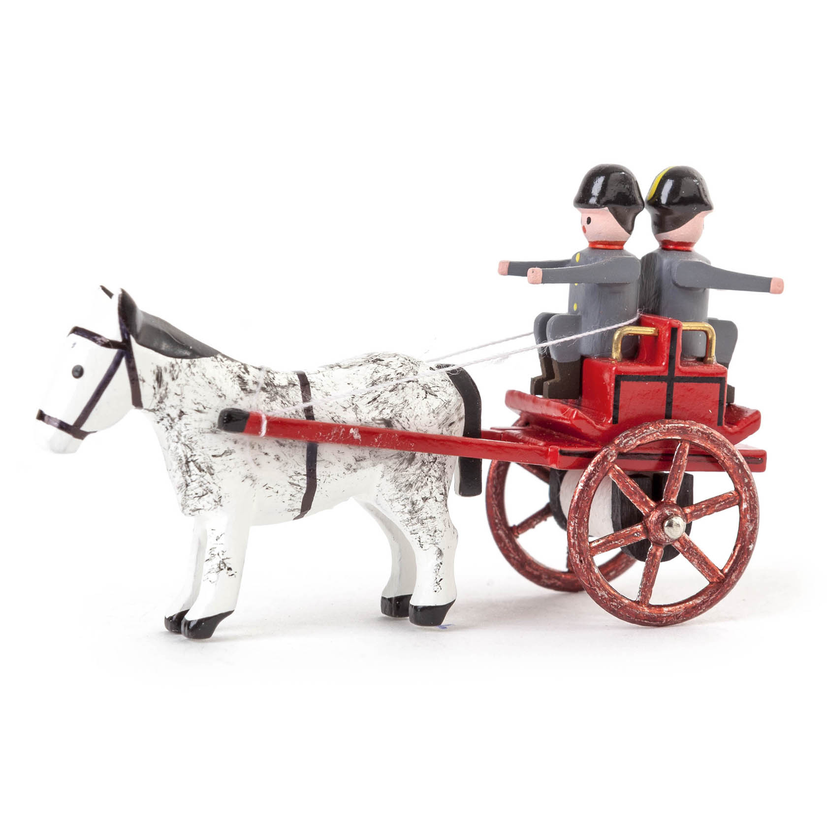 Zwei Spielzeugfiguren in grauen Uniformen auf einem roten, zweirädrigen Wagen gezogen von einem weißen Spielzeugpferd. im Dregeno Online Shop günstig kaufen