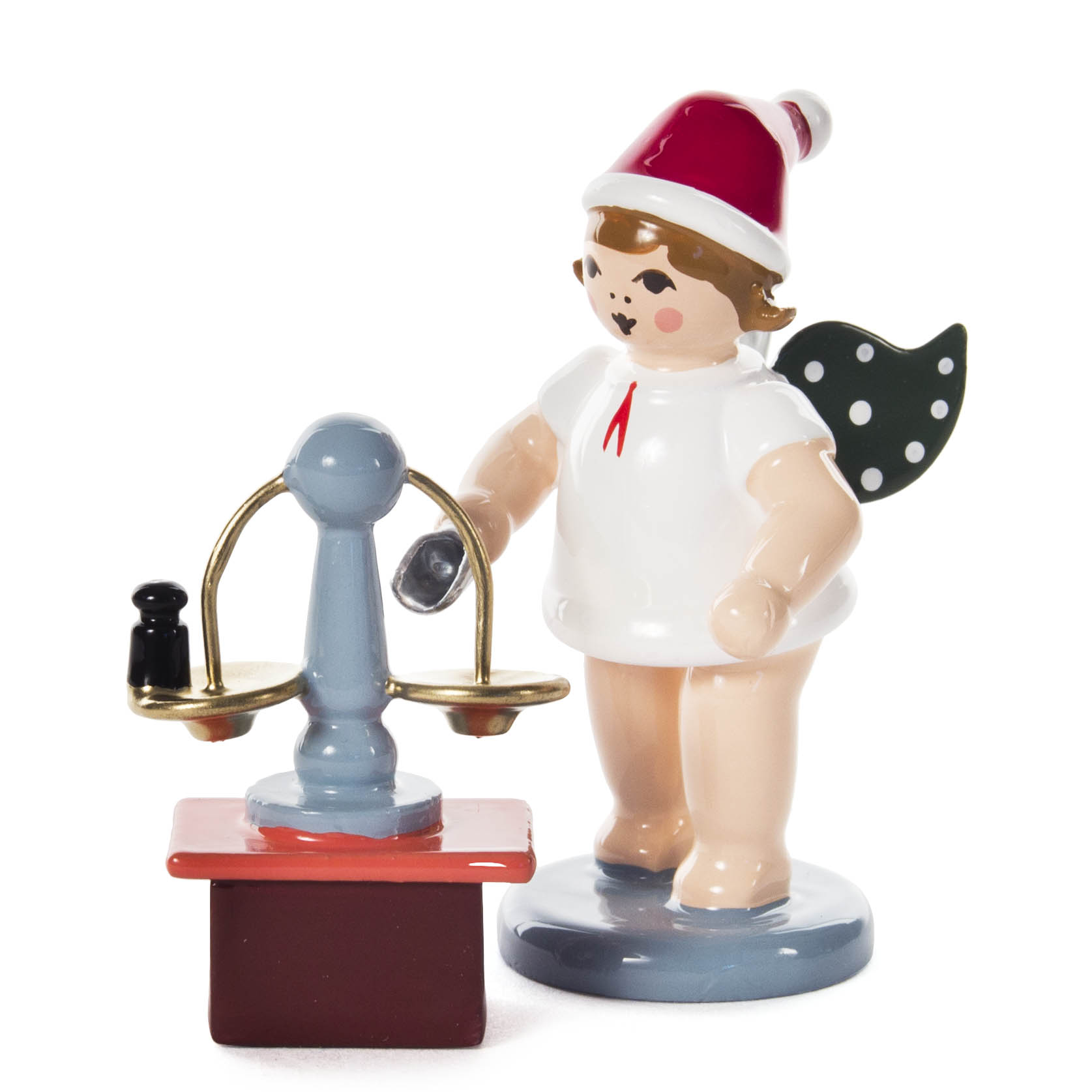 Ein Engel in weißer Kleidung und roter Mütze mit Flügeln hält eine Waage. Der Engel trägt eine Mütze und hat eine gepunktete Mütze. im Dregeno Online Shop günstig kaufen