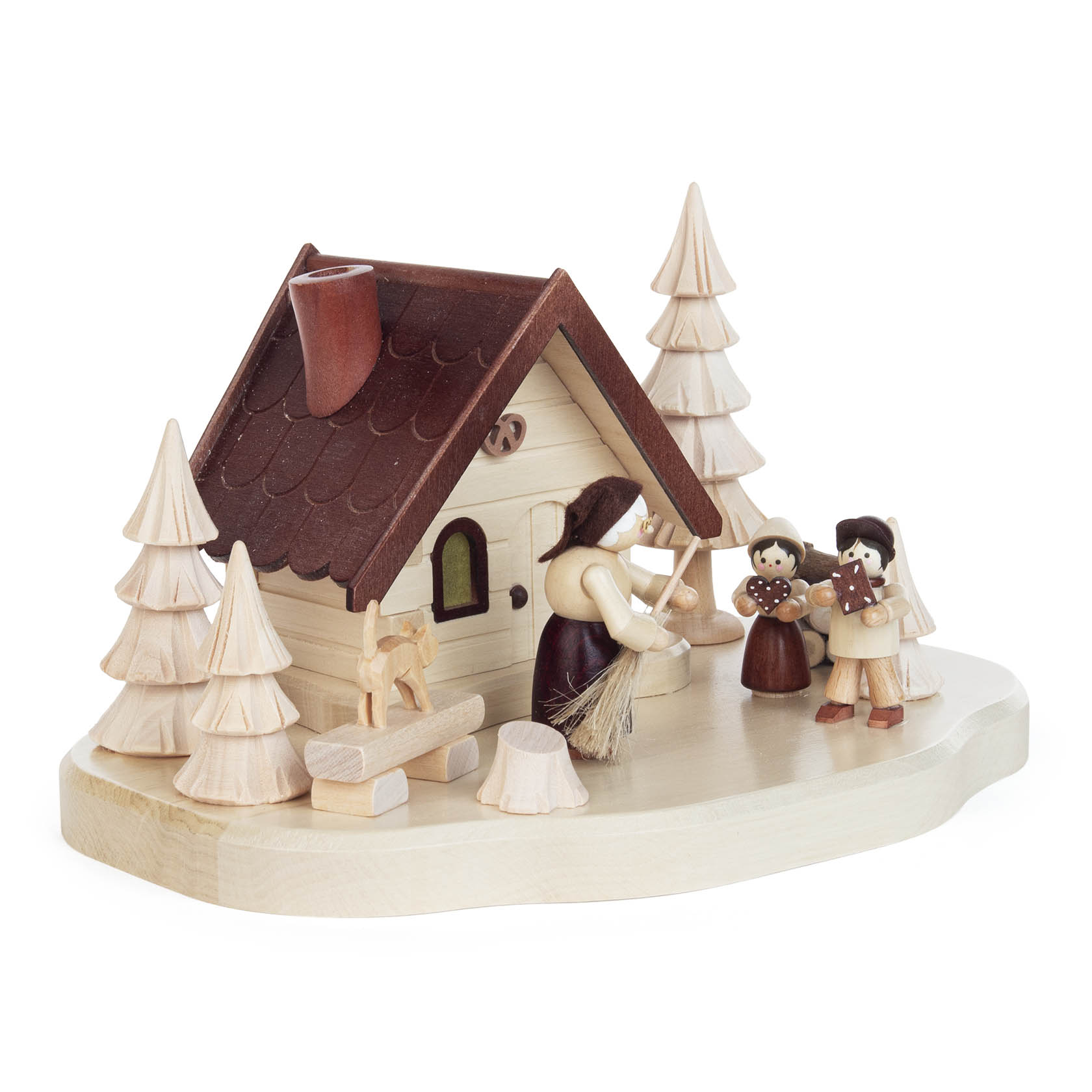 Holz-Räucherhaus mit der Hexe und den Kindern Hänsel und Gretel. Das Haus hat ein braunes Dach und steht in einem Wald mit Tannenbäumen.