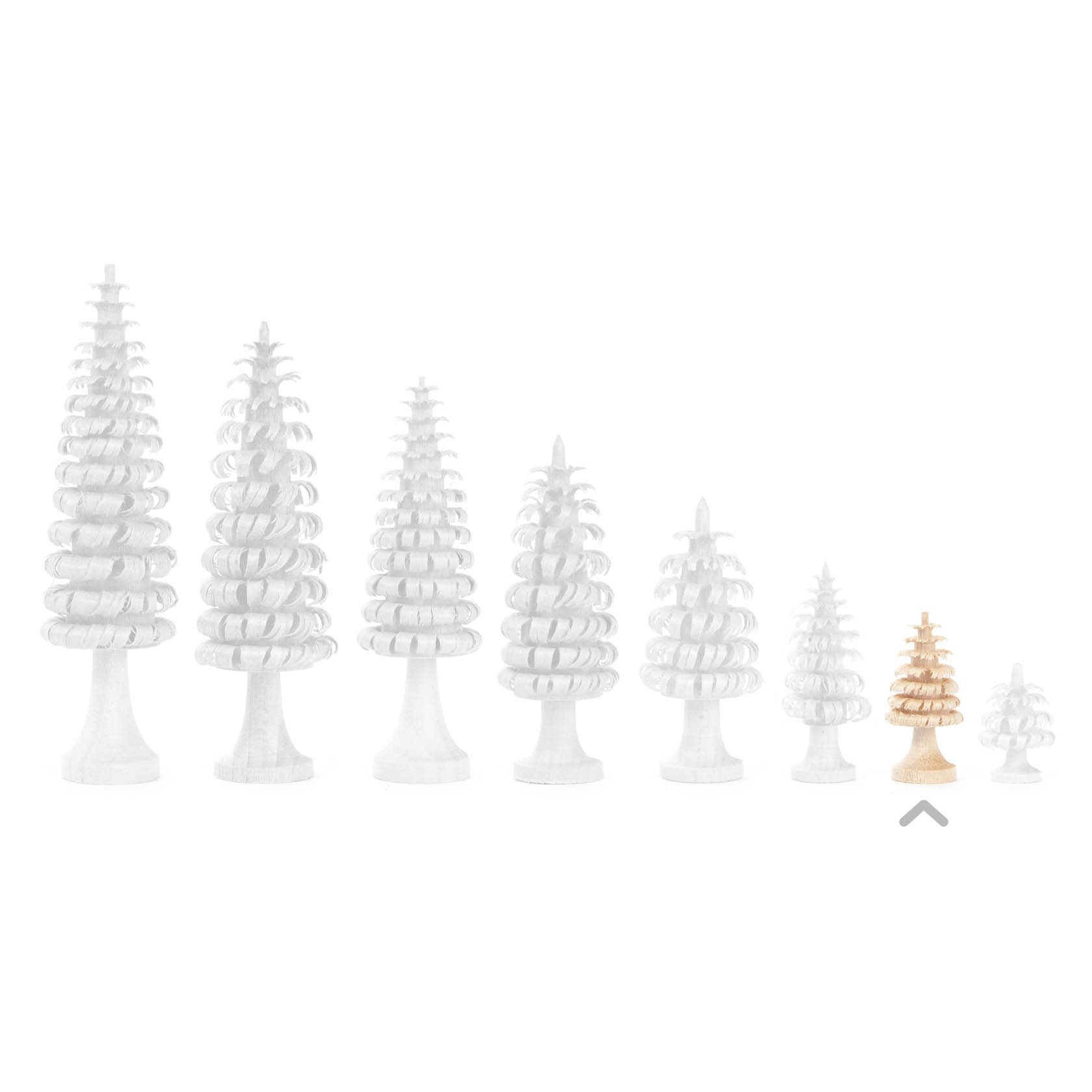 Eine Gruppe von acht spiralförmigen, weißen Ringelbäumen aus Holz, die in der Größe ansteigen. Der dritte Baum von rechts hat einen naturfarbenen Stamm.