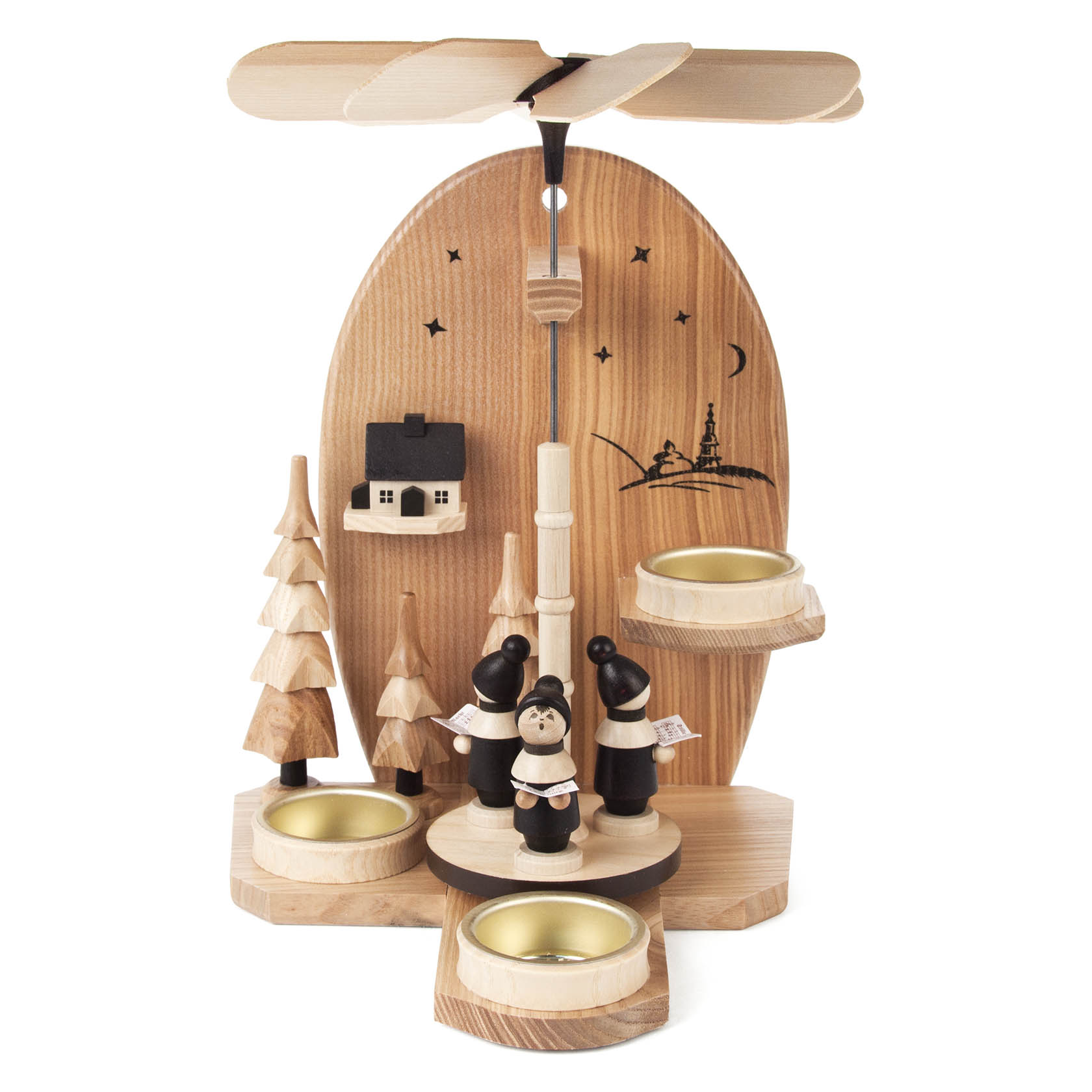 Holzpyramide mit drei schwarzen Kurrende-Figuren, drei Teelicht-Halterungen und einem großen Flügelrad. Im Hintergrund sind Bäume und eine Holzkulisse mit Sternen. im Dregeno Online Shop günstig kaufen