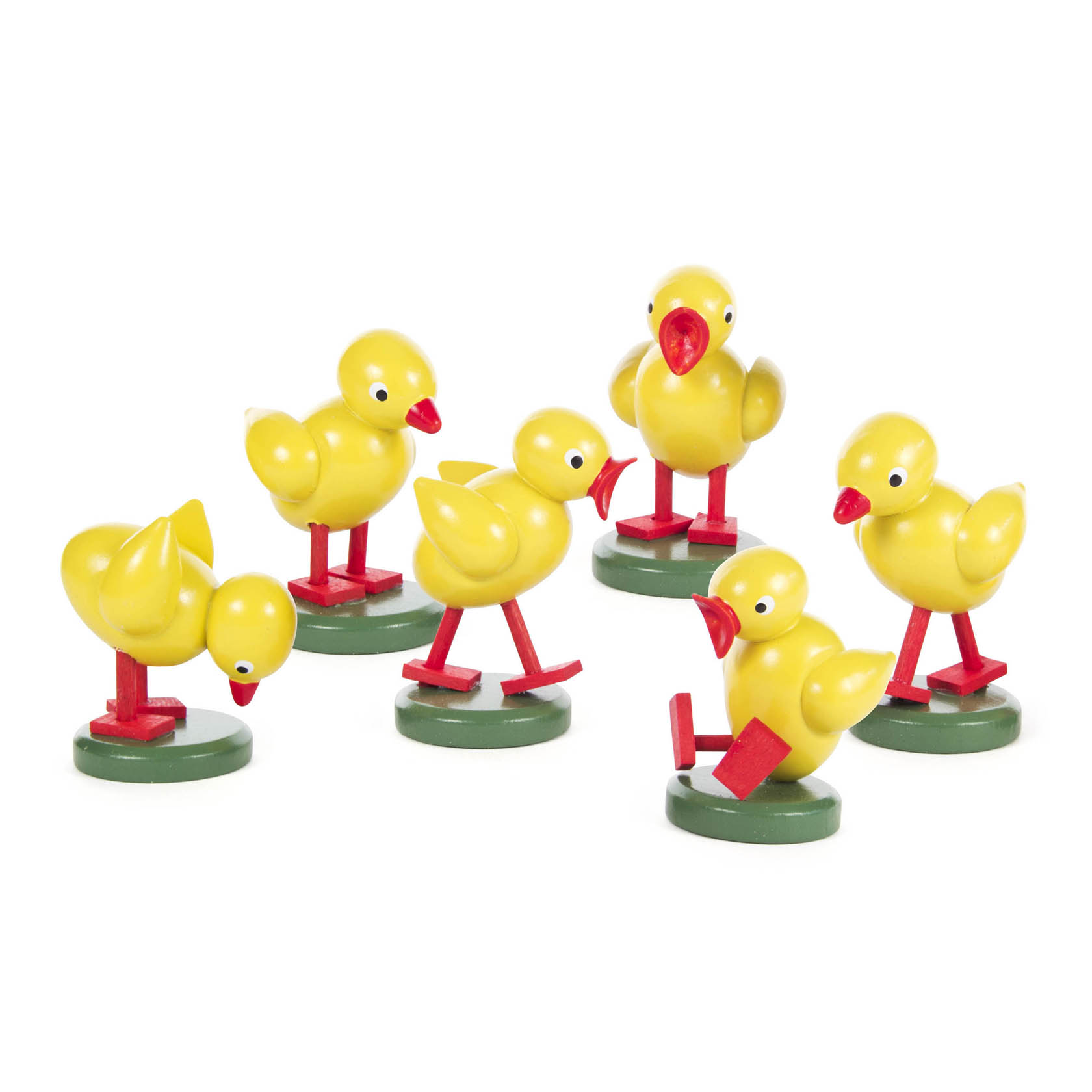 Sechs gelbe hölzerne Kükenfiguren mit roten Schnäbeln und Beinen auf grünen Sockeln in verschiedenen Posen. im Dregeno Online Shop günstig kaufen